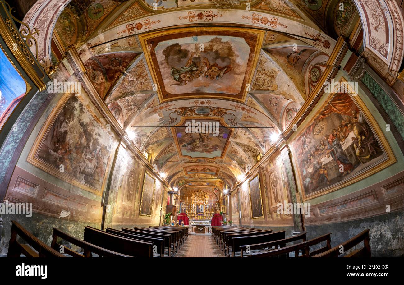 Borgo San Dalmazzo, Cuneo, Italie- 01 décembre 2022: Intérieur avec autel de l'église de fraternité di Santa Croce (Sainte Croix) pleine de fresques Banque D'Images