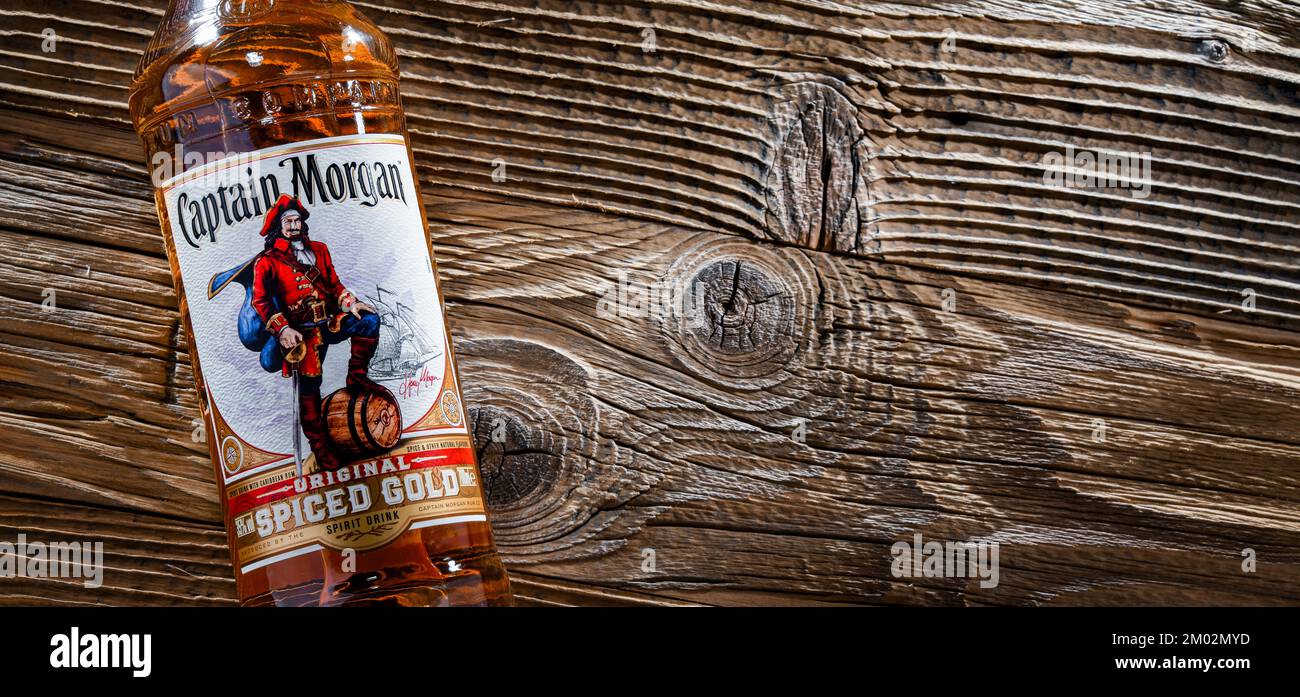 POZNAN, POL - APR 7, 2022: Bouteille de Captain Morgan, une marque de rhum originaire des îles Vierges américaines et maintenant produit par Diageo, beve alcoolique britannique Banque D'Images