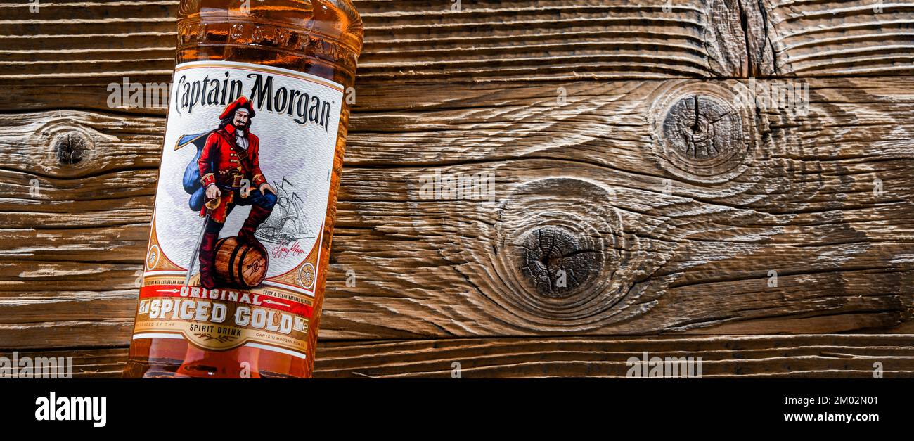 POZNAN, POL - APR 7, 2022: Bouteille de Captain Morgan, une marque de rhum originaire des îles Vierges américaines et maintenant produit par Diageo, beve alcoolique britannique Banque D'Images
