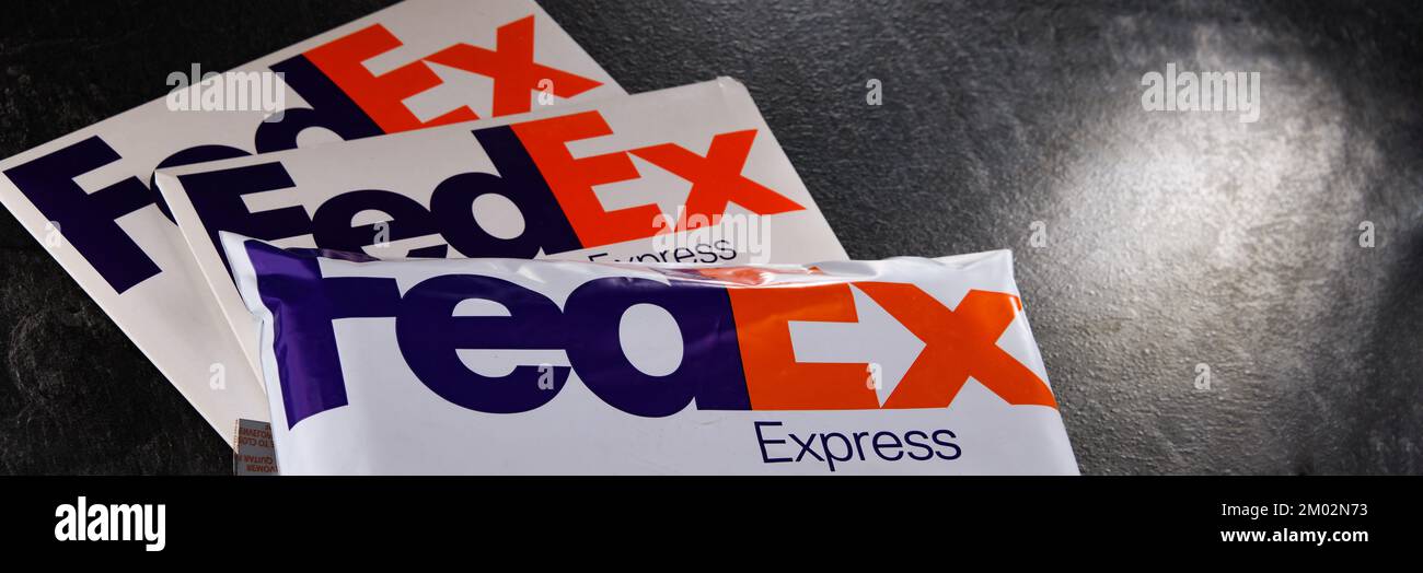 POZNAN, POL - DEC 26, 2021: Enveloppes de FedEx, une compagnie multinationale américaine de services de livraison de courrier dont le siège est à Memphis, Tennessee. Banque D'Images