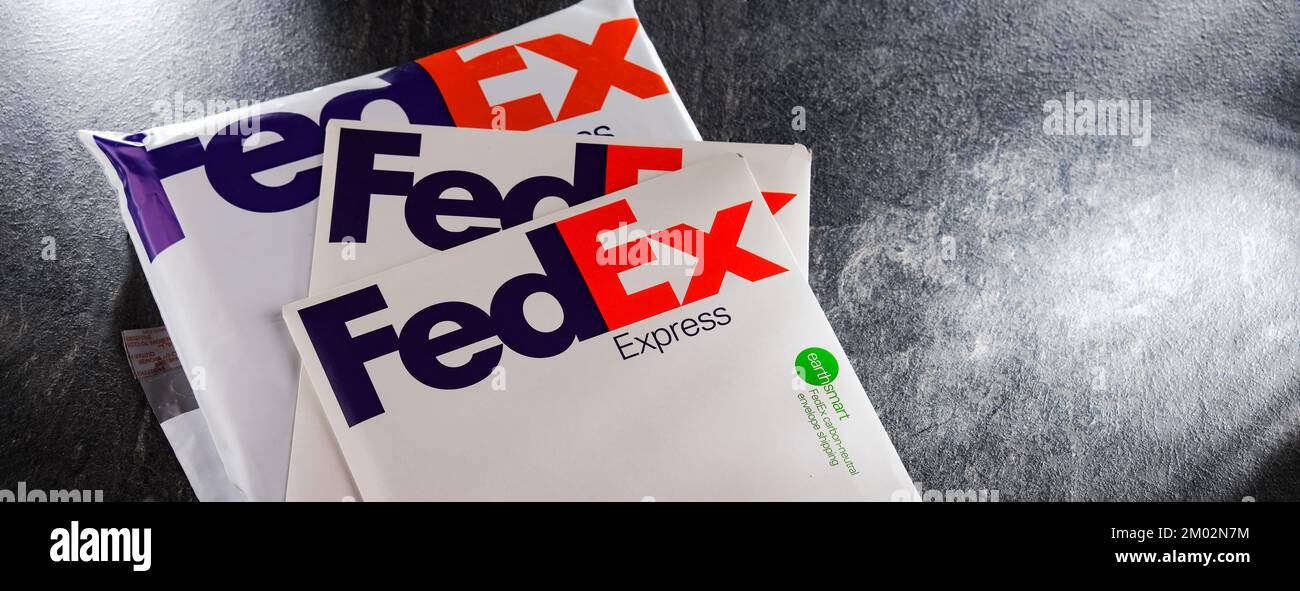POZNAN, POL - DEC 26, 2021: Enveloppes de FedEx, une compagnie multinationale américaine de services de livraison de courrier dont le siège est à Memphis, Tennessee. Banque D'Images