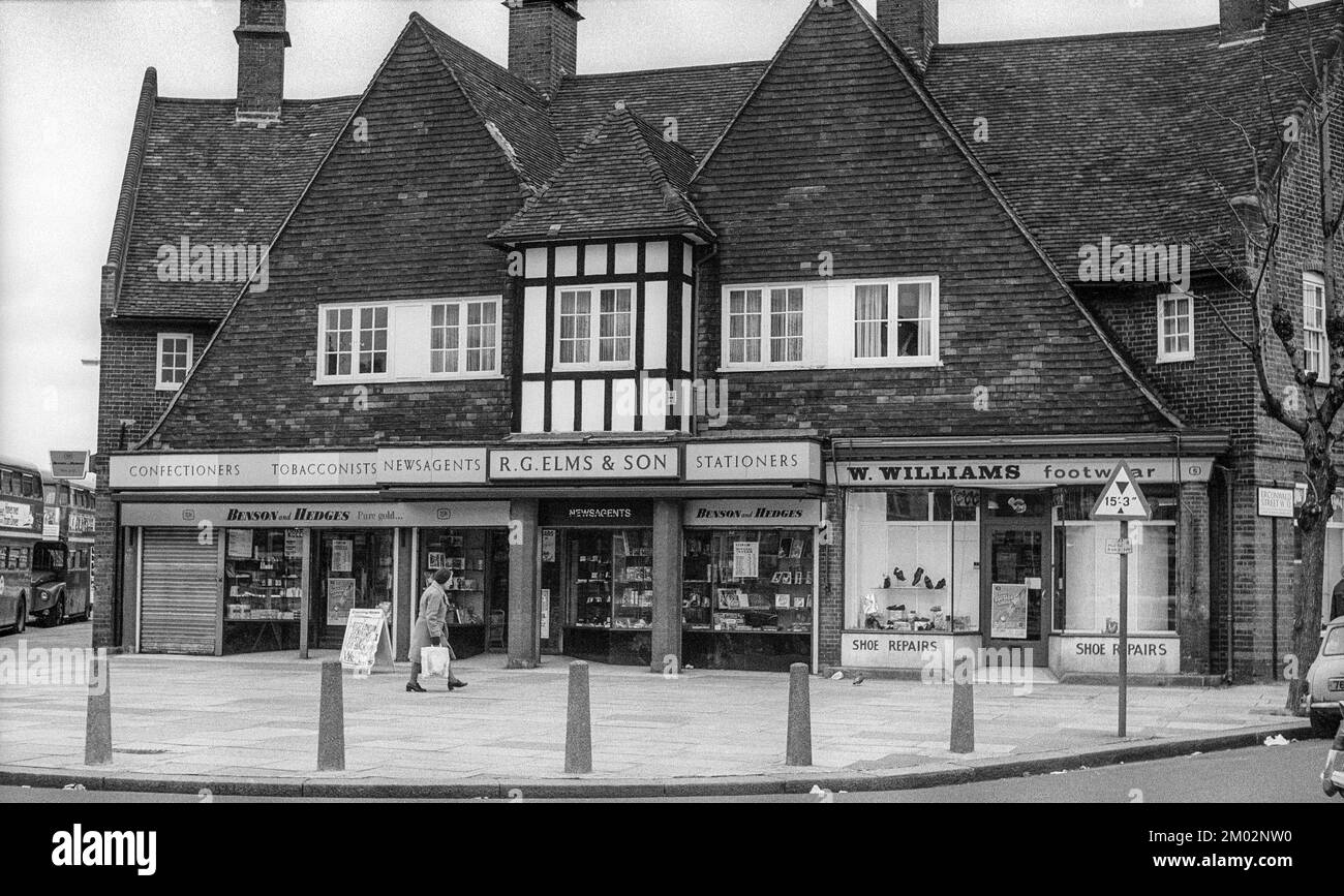1977 archive photographie des magasins à la jonction de la rue Erconwald et Old Oak Common Lane sur le style art et artisanat LCC Old Oak Estate. Banque D'Images