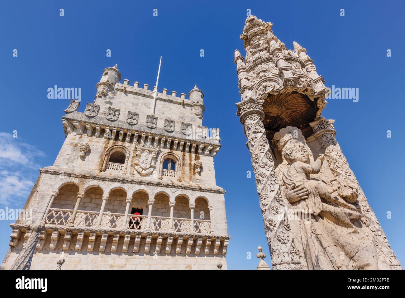 Lisbonne, Portugal. La Torre de Belem datant du 16th siècle ou la Tour de Belem. La tour et l'image de la Vierge à l'enfant sur la terrasse du rempart. Le bâtiment Banque D'Images