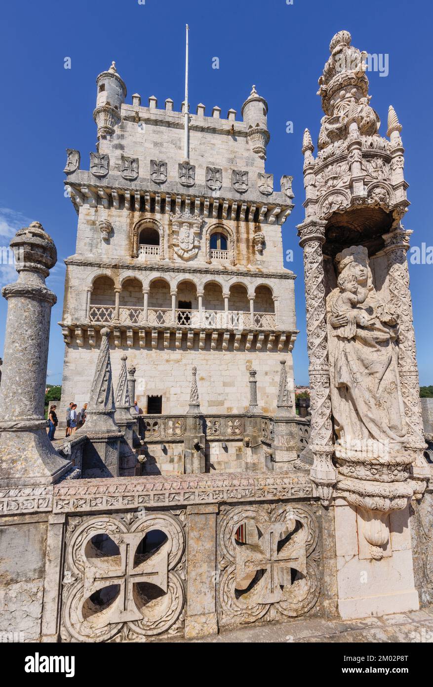 Lisbonne, Portugal. La Torre de Belem datant du 16th siècle ou la Tour de Belem. La tour et l'image de la Vierge à l'enfant sur la terrasse du rempart. Le bâtiment Banque D'Images