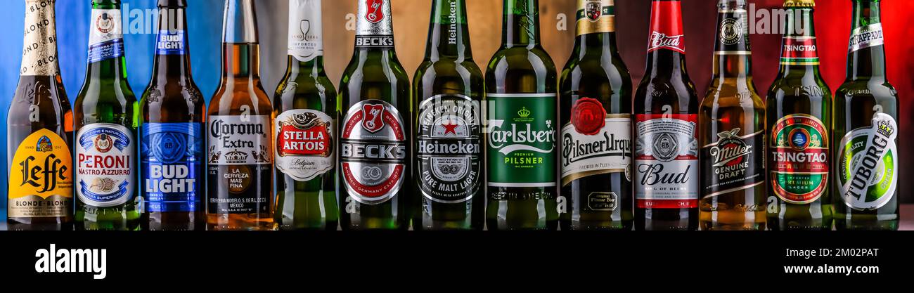 POZNAN, POL - 06 AOÛT 2021 : bouteilles de célèbres marques internationales de bière, dont Heineken, Becks, Bud, Miller, Corona,Stella Artois et Carlsberg Banque D'Images