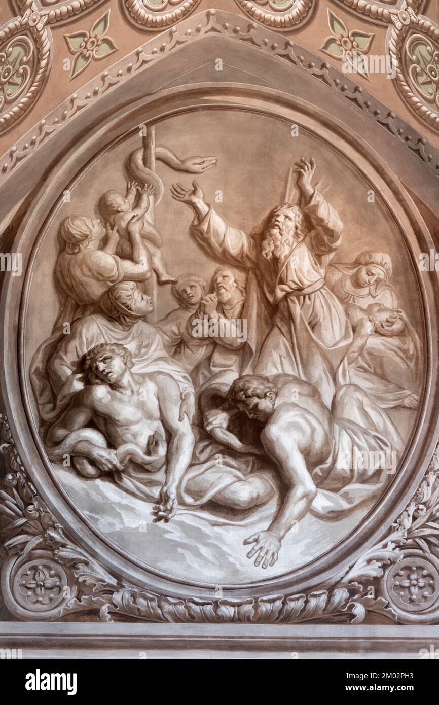 BIELLA, ITALIE - 15 JUILLET 2022 : la fresque de Moïse fit un serpent de bronze dans la cathédrale (Duomo) par Giovannino Galliari (1784). Banque D'Images