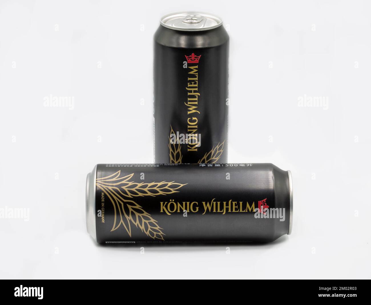 Kiev, Ukraine - 12 septembre 2021: Konig Wilhelm German dark beer canettes closeup sur fond blanc. Banque D'Images