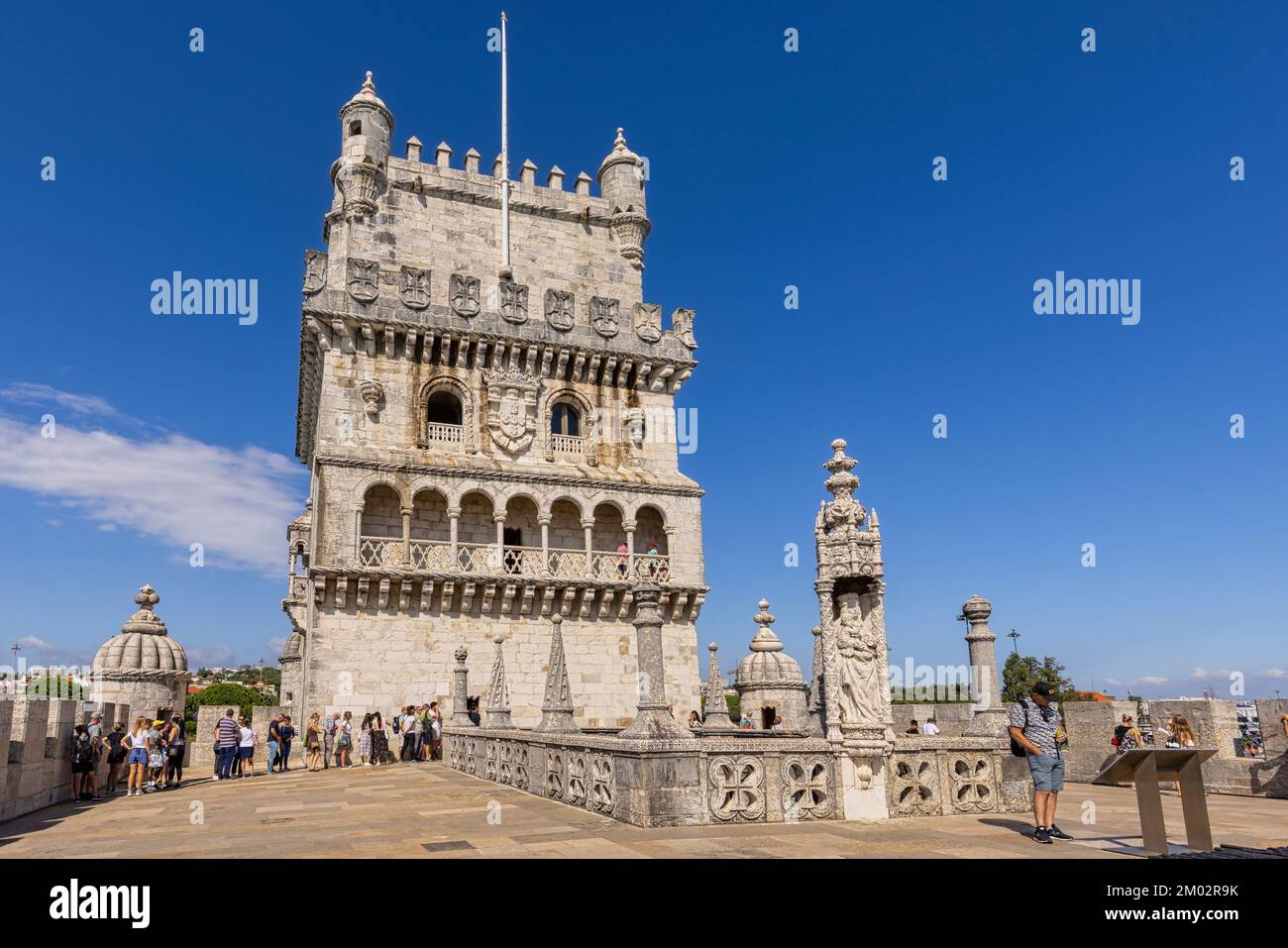 Lisbonne, Portugal. La Torre de Belem datant du 16th siècle ou la Tour de Belem. La tour vue de la terrasse du rempart. La tour est un exemple important de Ma Banque D'Images