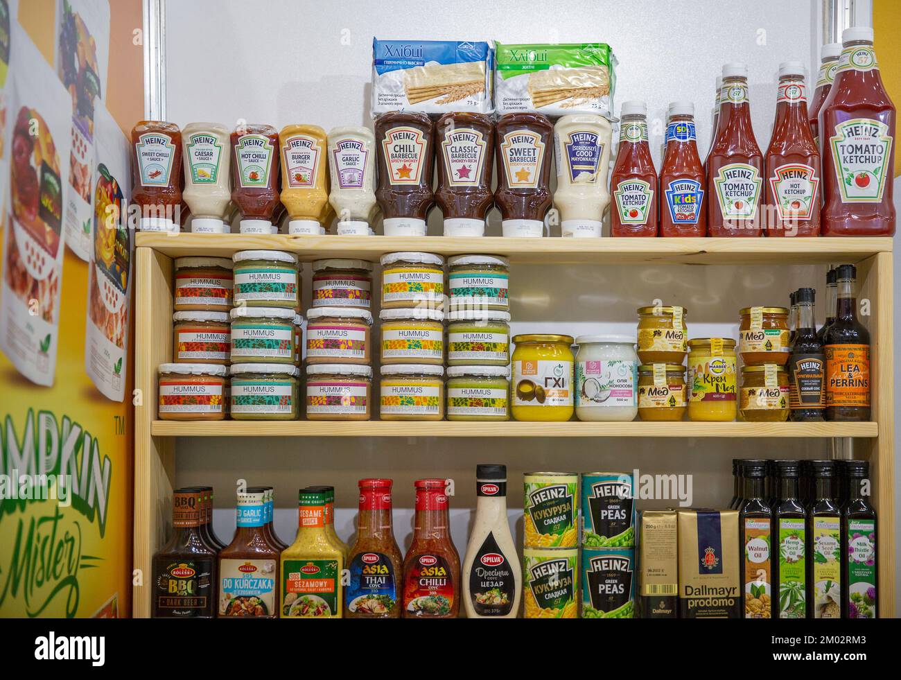 Kiev, Ukraine - 04 novembre 2021: Divers produits alimentaires sur les étagères à l'exposition du vin et des spiritueux, événement principal pour le marché du vin et des spiritueux dans l'est Banque D'Images