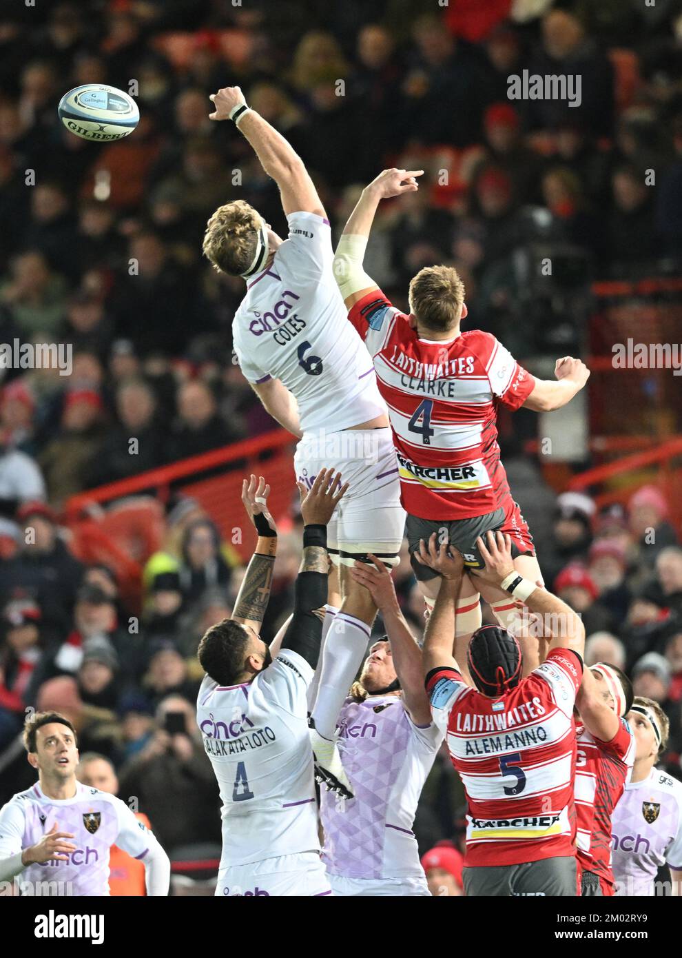 Stade Kingsholm, Gloucester, Gloucestershire, Royaume-Uni. 3rd décembre 2022. Gallagher Premiership Rugby, Gloucester contre Northampton Saints; Alex Coles de Northampton Saints gagne la balle de ligne sous la pression de Freddie Clarke de Gloucester crédit: Action plus Sports/Alay Live News Banque D'Images