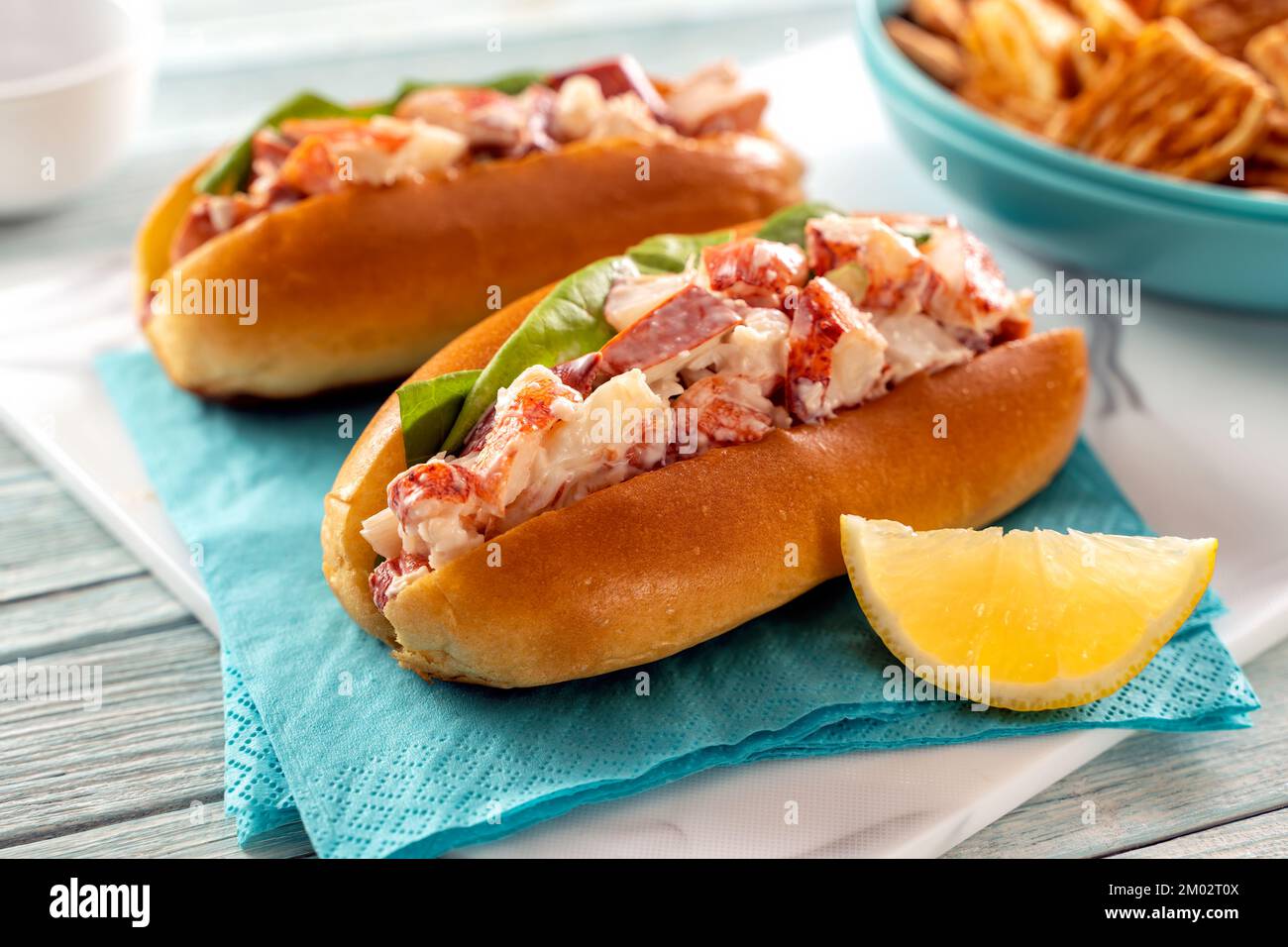 Délicieux petits pains de homard frais avec de la laitue, de la mayonnaise et du céleri sur un pain de brioche. Banque D'Images