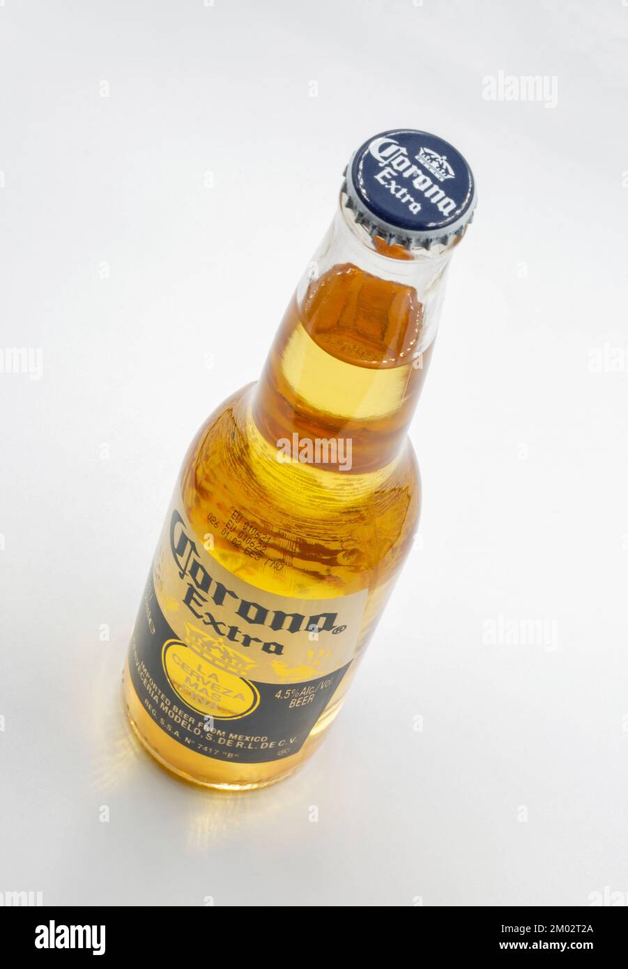Kiev, Ukraine - 27 novembre 2021: Studio Shoot de Corona Extra bouteille de bière gros plan sur blanc. Corona Extra est produit au Mexique et exporté à tous o Banque D'Images