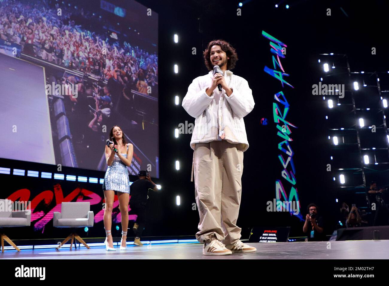 Sao Paulo, Sao Paulo, Brésil. 3rd décembre 2022. (INT) l'actrice brésilienne Bruna Marquezine et l'acteur américain Xolo Mariduena apparaissent par surprise à CCXP22 pour promouvoir le film 'Blue Beetle'. 3 décembre 2022, Sao Paulo, Brésil : L'actrice brésilienne Bruna Marquezine et l'acteur américain Xolo Mariduena apparaissent par surprise à CCXP22 pour promouvoir 'Blue Beetle', sur le Thunder Stage de CCXP 22, l'un des plus grands événements geek dans le monde, qui revient après deux éditions virtuelles en raison de la pandémie de covid -19, le samedi (3). La foire a lieu jusqu'à 4 décembre, à Sao Paulo Expo, à Sao Paulo. (Image de crédit Banque D'Images