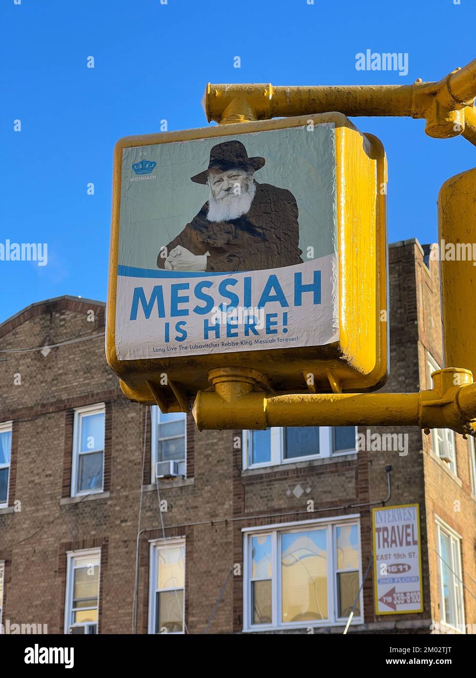 Photo du rabbin Schneerson posté sur un feu de circulation sur Kings Highway à Brooklyn. Beaucoup dans la communauté de Chabad croient que le rabbin Menachem Mendel Schneerson, le septième Rebbe décédé de la dynastie Chabad-Lubavitch, est le messie juif. Banque D'Images