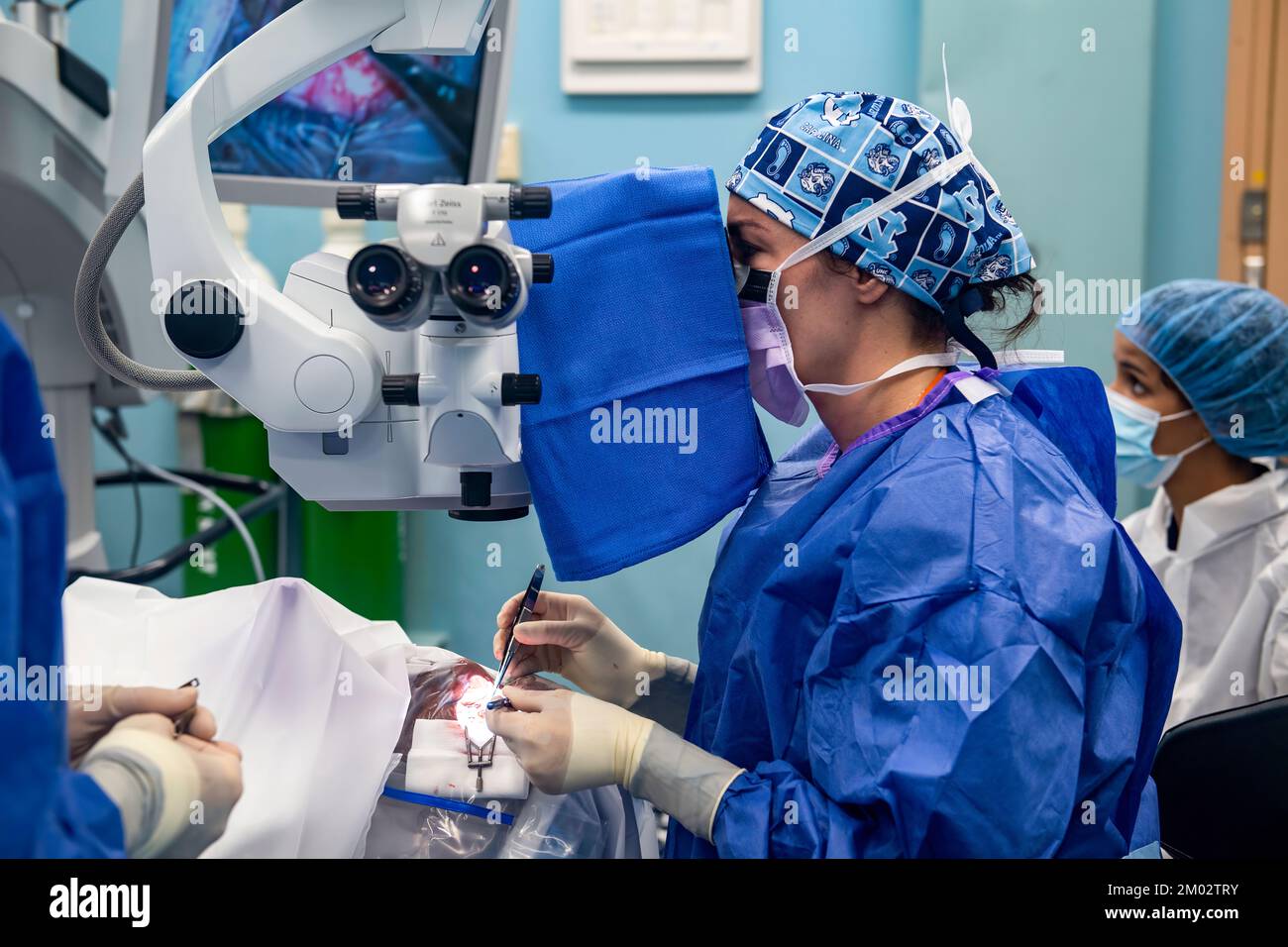 Médecin effectuant une chirurgie oculaire sur le patient. Banque D'Images