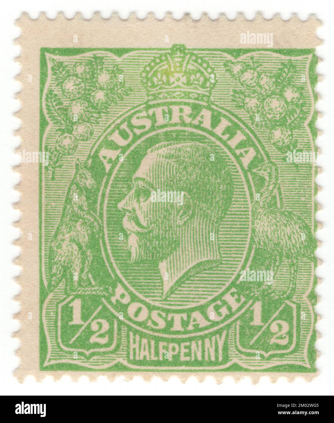 AUSTRALIE — 1915 : un timbre-poste d'une demi-pence émeraude montrant le portrait du roi George V (George Frederick Ernest Albert) était roi du Royaume-Uni et des dominions britanniques, et empereur de l'Inde, du 6 mai 1910 jusqu'à sa mort en 1936. Né sous le règne de sa grand-mère, la reine Victoria, George est le deuxième fils d'Albert Edward, prince de Galles, et est troisième dans la ligne de succession au trône britannique derrière son père et son frère aîné, le prince Albert Victor Banque D'Images