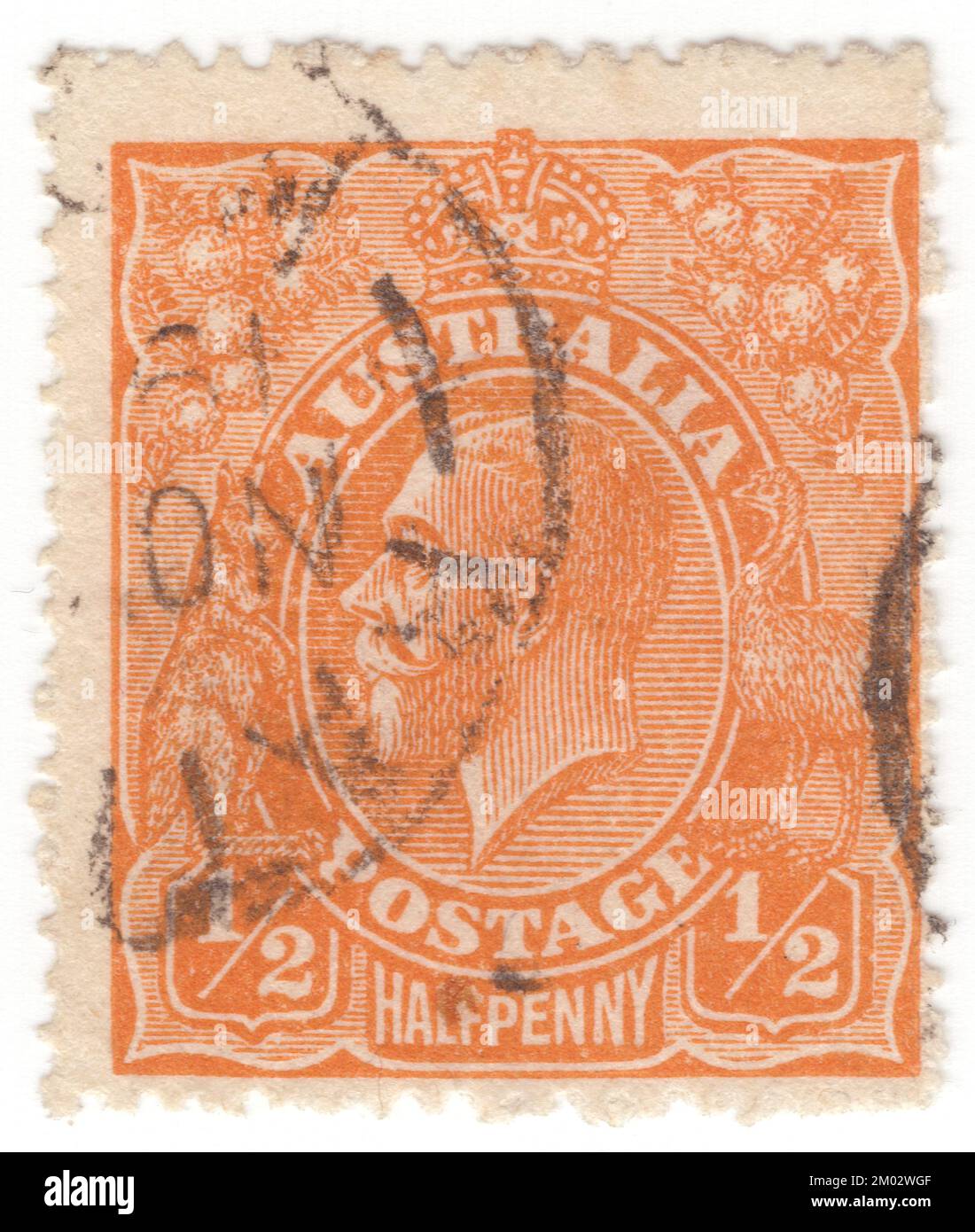 AUSTRALIE — 1923 : un timbre-poste orange de ½ pence montrant le portrait du roi George V (George Frederick Ernest Albert) était roi du Royaume-Uni et des dominions britanniques, et empereur de l'Inde, du 6 mai 1910 à sa mort en 1936. Né sous le règne de sa grand-mère, la reine Victoria, George est le deuxième fils d'Albert Edward, prince de Galles, et est troisième dans la ligne de succession au trône britannique derrière son père et son frère aîné, le prince Albert Victor Banque D'Images