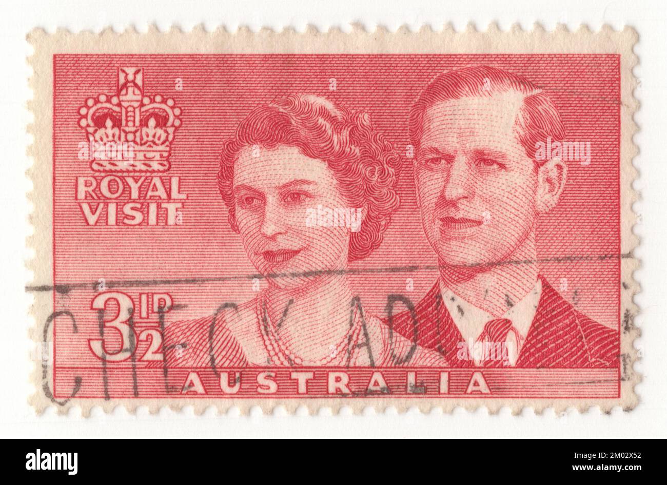AUSTRALIE — 1954: Timbre-poste rouge à motif de 3½ pence représentant le portrait d'Elizabeth II et du duc d'Édimbourg. Visite de la reine Elizabeth II et du duc d'Édimbourg en Australie. Elizabeth II a été la première monarque en titre de l'Australie à mettre le pied sur le sol australien, arrivant à terre à Farm Cove, Sydney, le 3 février 1954. Elle a entrepris un voyage à travers le territoire de la capitale australienne, la Nouvelle-Galles du Sud, la Tasmanie, Victoria, Queensland, Australie du Sud et Australie occidentale, y compris accueillir 70 000 anciens militaires et femmes au Melbourne Cricket Ground et ouvrir le Parlement australien Banque D'Images