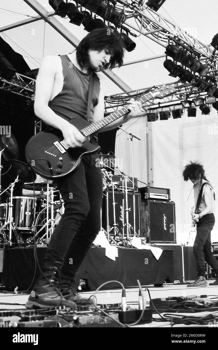 New Model Army en concert - Adrian Portas (guitare) et Nelson (basse) se produisant sur scène avec New Model Army au Tamaris Rock Festival 1990 en France Banque D'Images