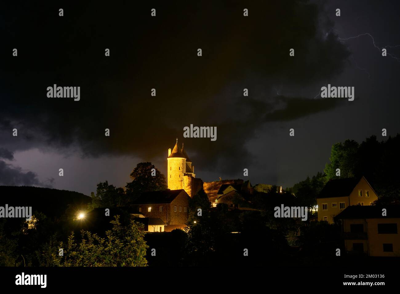 Orage à la fin du Festival DE laiton DE L'EIFEL au Bertrababurg à M rlenbach dans la nuit. Banque D'Images