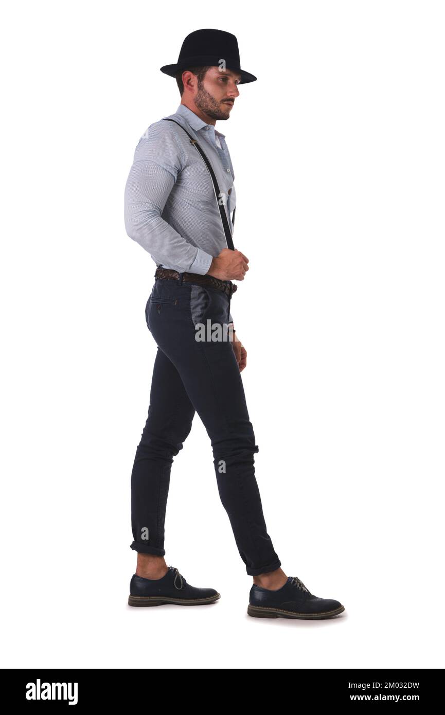 Beau homme en chemise, bretelles, chapeau et lunettes en studio Banque D'Images