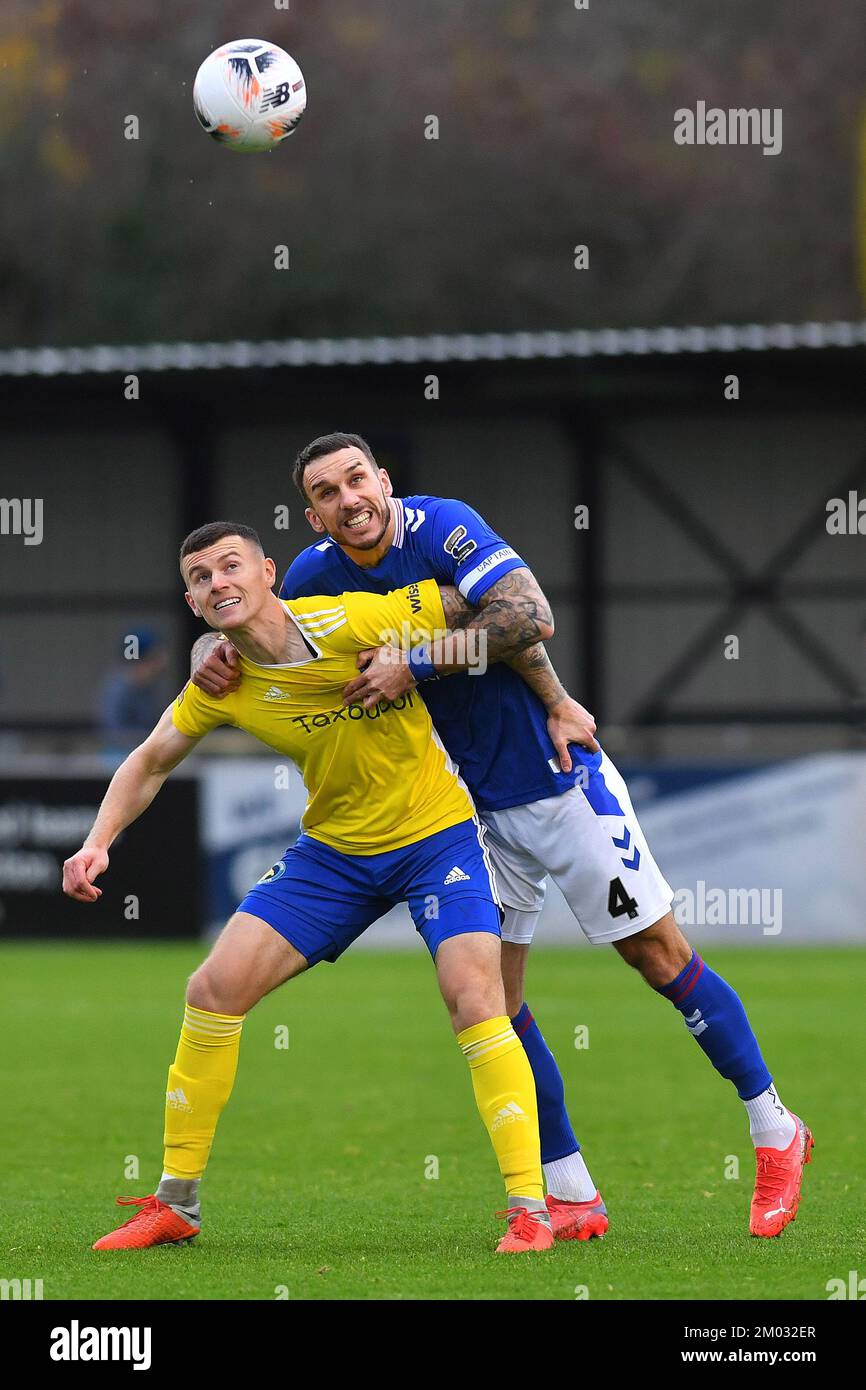 Solihull, Royaume-Uni. 02nd décembre 2022. Liam Hogan (capitaine) des défenses athlétiques d'Oldham avec Josh Kelly du club de football Solihull Moors lors du match de la Ligue nationale de Vanarama entre Solihull Moors et Oldham Athletic au parc Damson, Solihull, le samedi 3rd décembre 2022. (Credit: Eddie Garvey | MI News) Credit: MI News & Sport /Alay Live News Banque D'Images