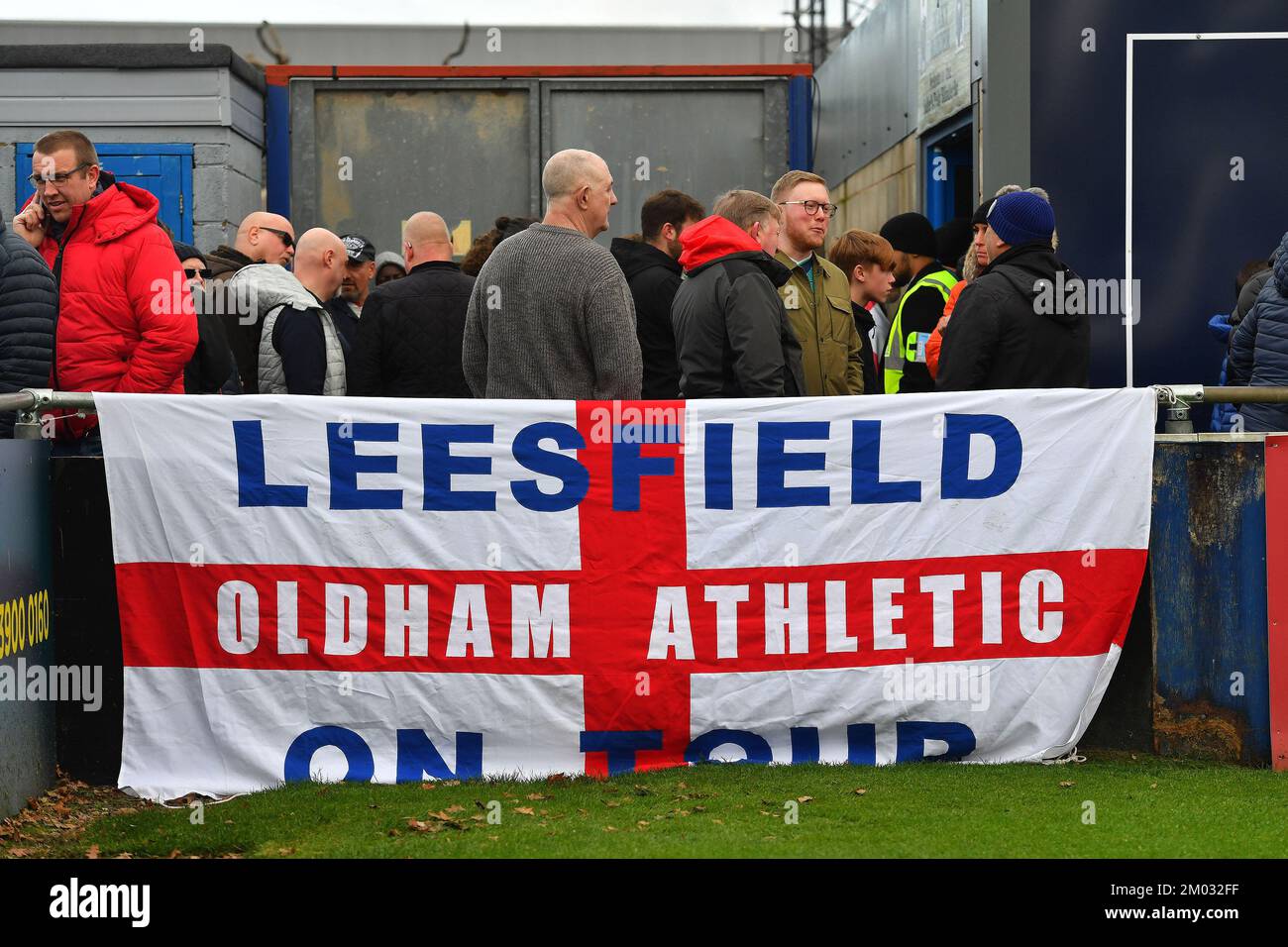 Solihull, Royaume-Uni. 02nd décembre 2022. Les fans d'Oldham au parc Damson avant le match de la Vanarama National League entre Solihull Moors et Oldham Athletic au parc Damson, Solihull, le samedi 3rd décembre 2022. (Credit: Eddie Garvey | MI News) Credit: MI News & Sport /Alay Live News Banque D'Images
