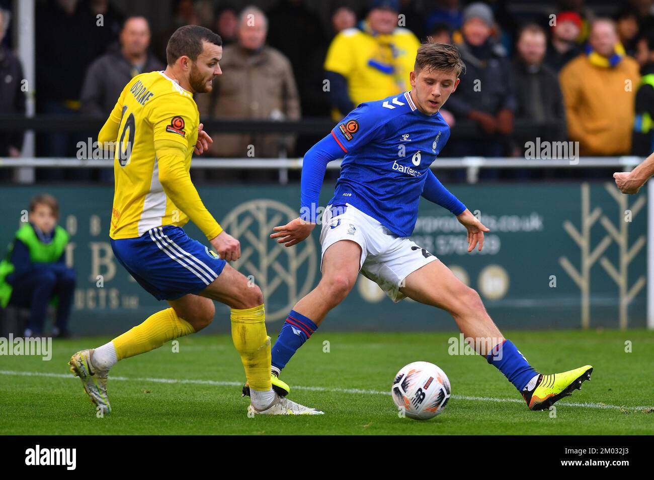 Solihull, Royaume-Uni. 02nd décembre 2022. Sydie Peck des défenses Athlétiques d'Oldham avec Jamey Osborne du club de football Solihull Moors lors du match de la Ligue nationale de Vanarama entre Solihull Moors et Oldham Athlétic au parc Damson, Solihull, le samedi 3rd décembre 2022. (Credit: Eddie Garvey | MI News) Credit: MI News & Sport /Alay Live News Banque D'Images