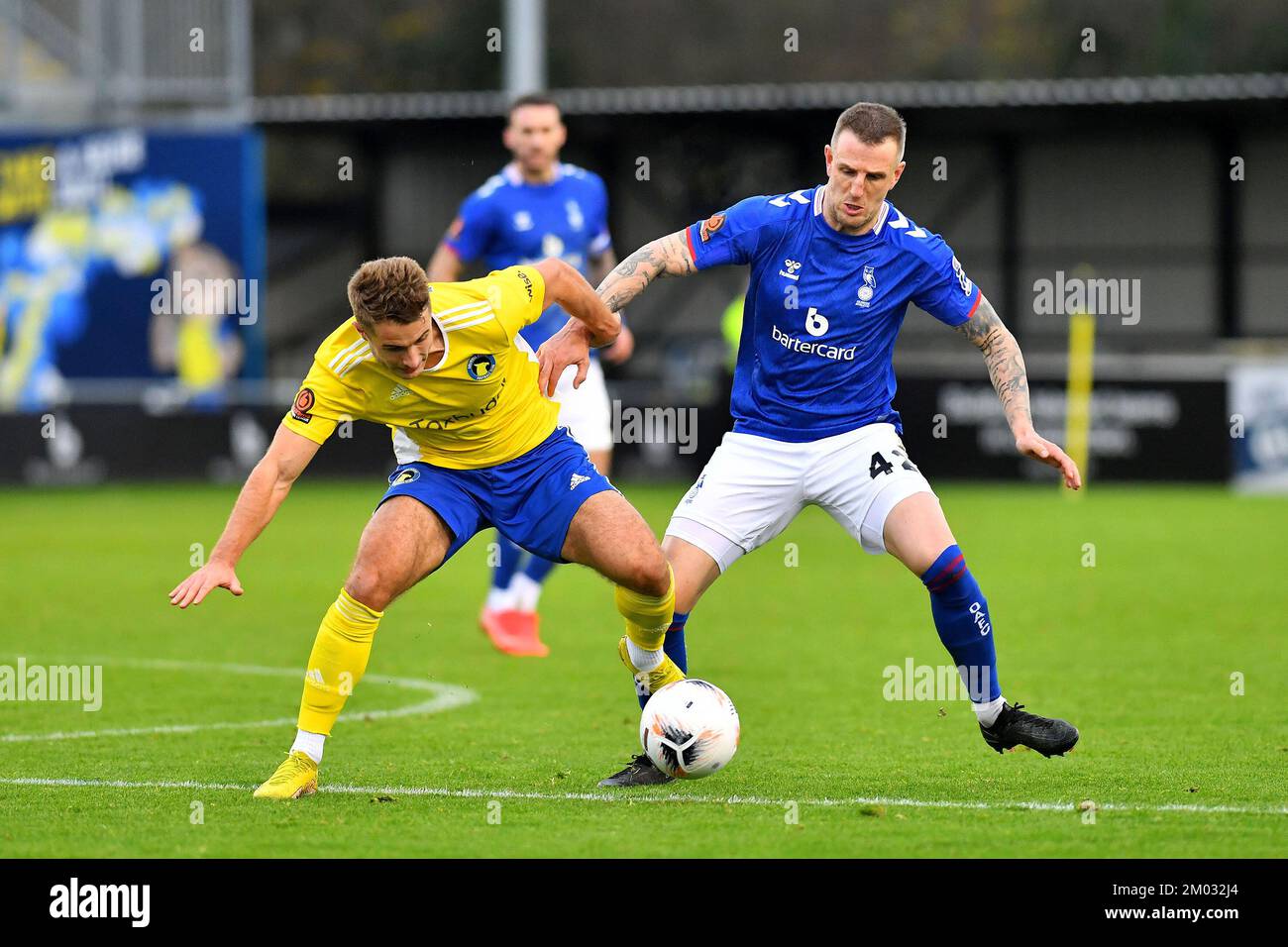 Solihull, Royaume-Uni. 02nd décembre 2022. Peter Clarke des défenses Athlétiques d'Oldham avec Andrew Dallas du club de football Solihull Moors lors du match de la Vanarama National League entre Solihull Moors et Oldham Athlétic au parc Damson, Solihull, le samedi 3rd décembre 2022. (Credit: Eddie Garvey | MI News) Credit: MI News & Sport /Alay Live News Banque D'Images