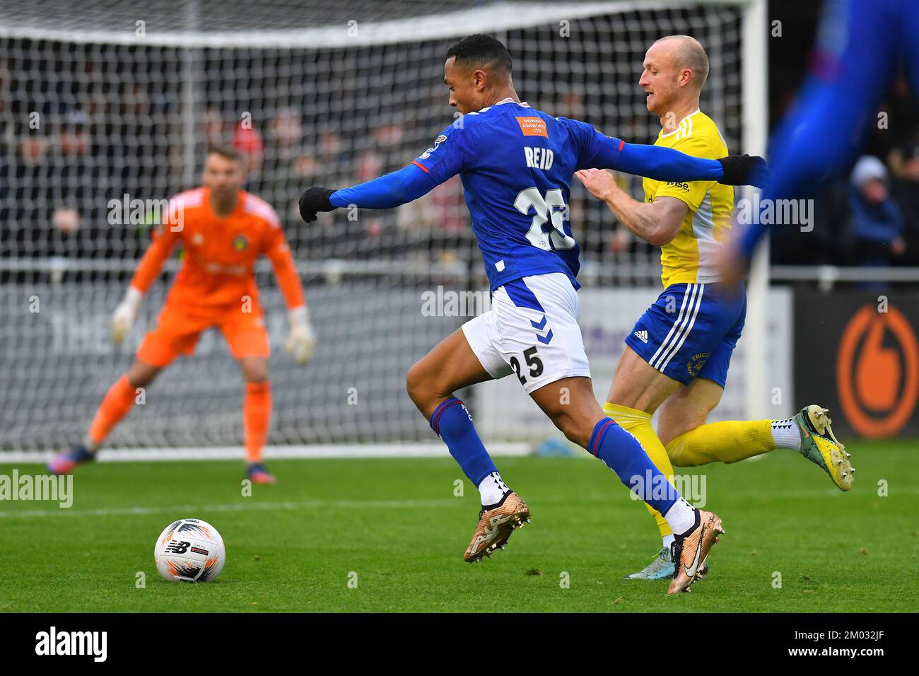 Solihull, Royaume-Uni. 02nd décembre 2022. Alex Reid des défenses Athlétiques d'Oldham avec Alex Gudger du club de football Solihull Moors lors du match de la Ligue nationale de Vanarama entre Solihull Moors et Oldham Athlétic au parc Damson, Solihull, le samedi 3rd décembre 2022. (Credit: Eddie Garvey | MI News) Credit: MI News & Sport /Alay Live News Banque D'Images