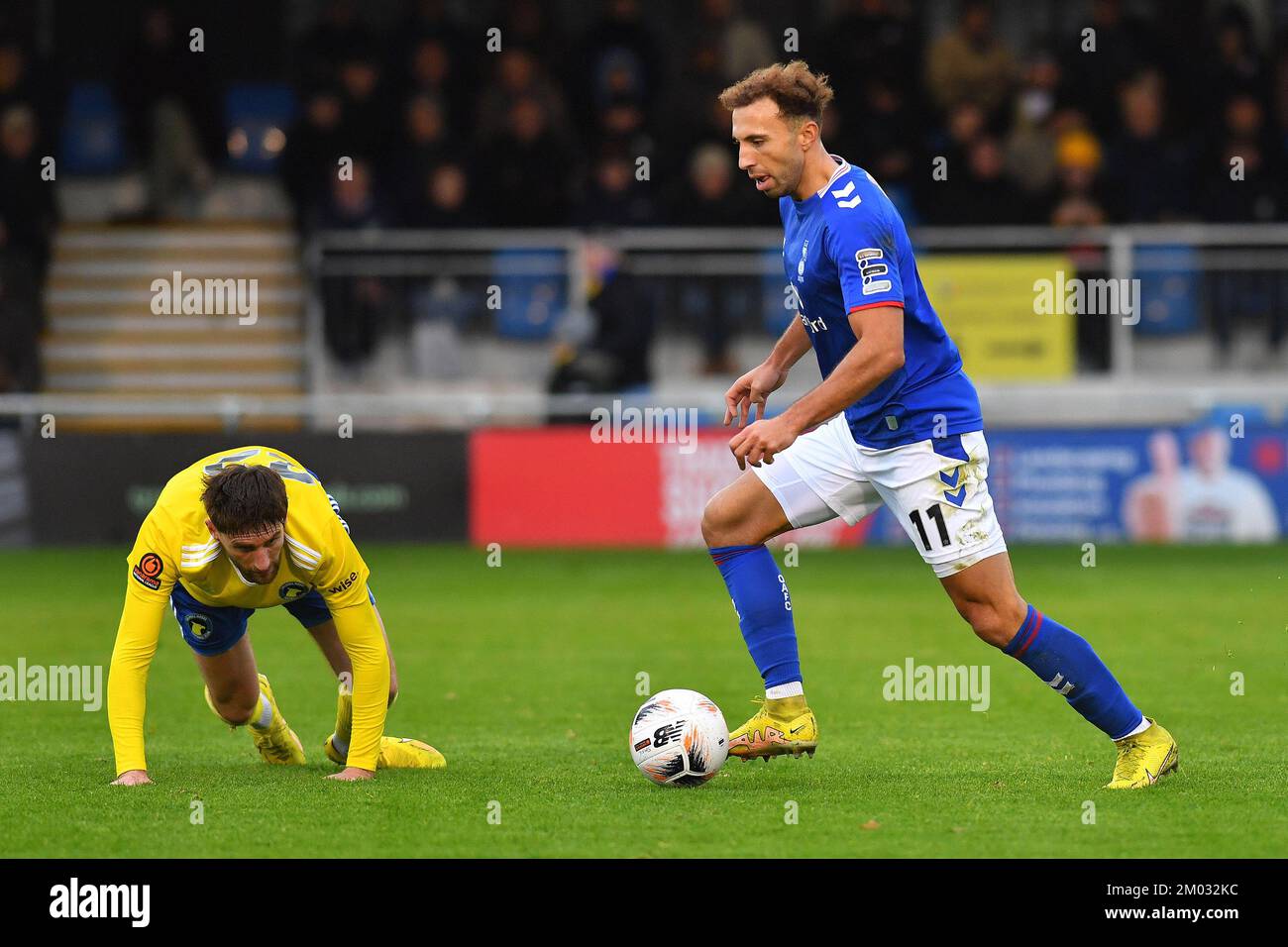 Solihull, Royaume-Uni. 02nd décembre 2022. Hallam Hope of Oldham Athletic Tussles avec Joe Jones du club de football Solihull Moors lors du match de la ligue nationale Vanarama entre Solihull Moors et Oldham Athletic au parc Damson, Solihull, le samedi 3rd décembre 2022. (Credit: Eddie Garvey | MI News) Credit: MI News & Sport /Alay Live News Banque D'Images
