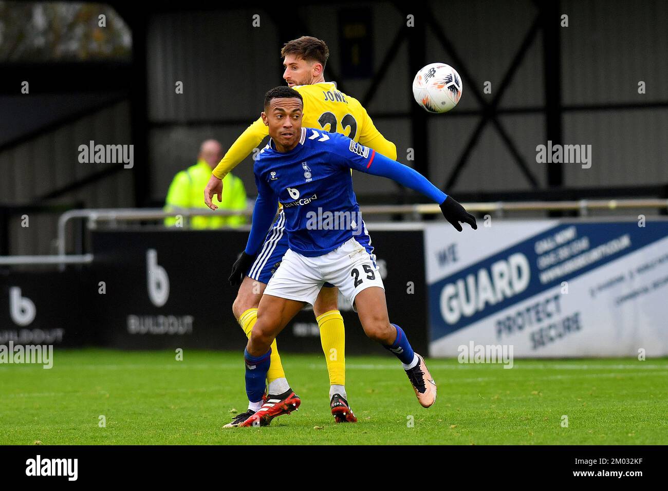 Solihull, Royaume-Uni. 02nd décembre 2022. Alex Reid des défenses athlétiques d'Oldham avec Joe Jones du club de football Solihull Moors lors du match de la Vanarama National League entre Solihull Moors et Oldham Athletic au parc Damson, Solihull, le samedi 3rd décembre 2022. (Credit: Eddie Garvey | MI News) Credit: MI News & Sport /Alay Live News Banque D'Images