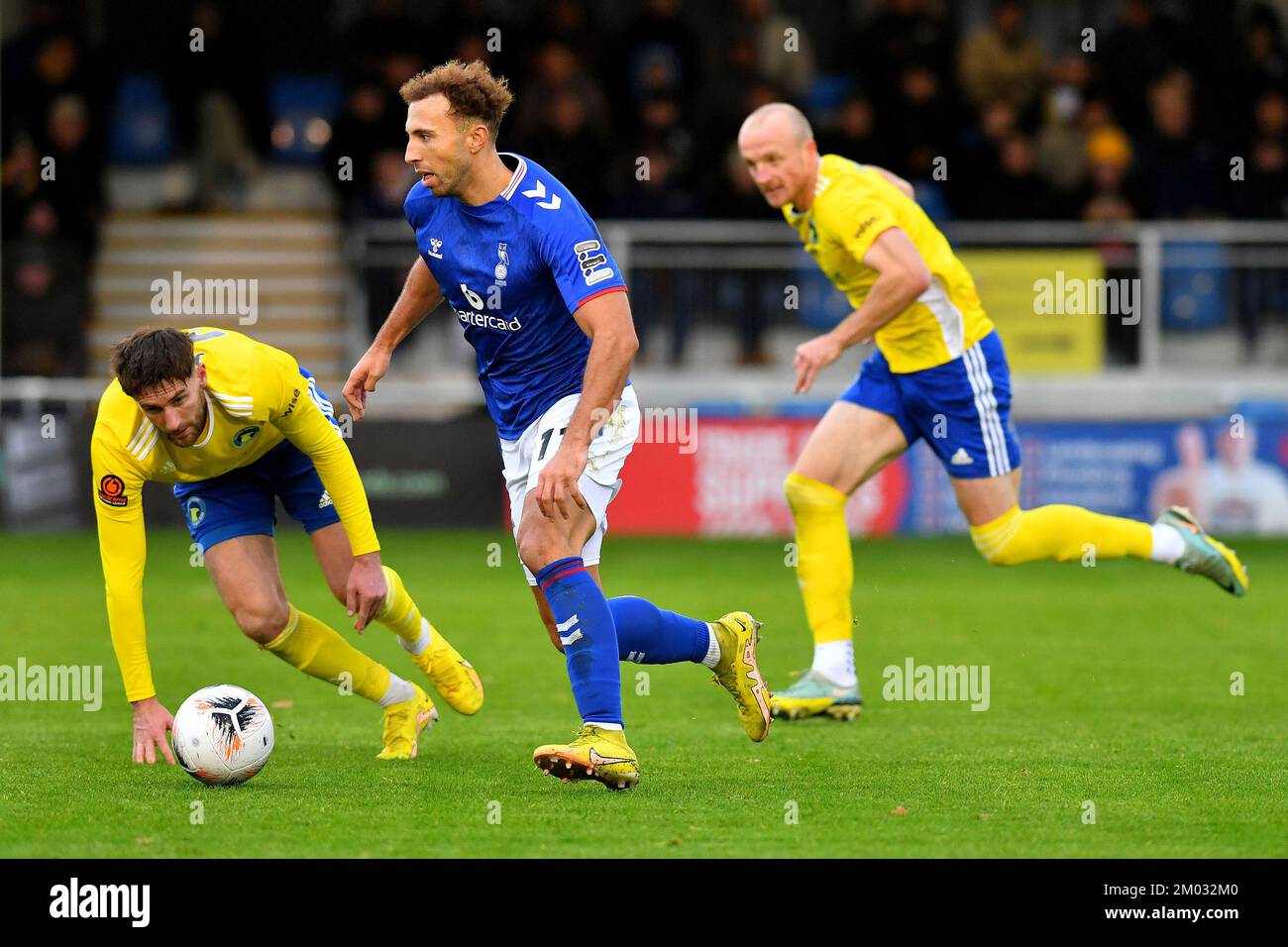 Solihull, Royaume-Uni. 02nd décembre 2022. Hallam Hope of Oldham Athletic Tussles avec Joe Jones du club de football Solihull Moors lors du match de la ligue nationale Vanarama entre Solihull Moors et Oldham Athletic au parc Damson, Solihull, le samedi 3rd décembre 2022. (Credit: Eddie Garvey | MI News) Credit: MI News & Sport /Alay Live News Banque D'Images
