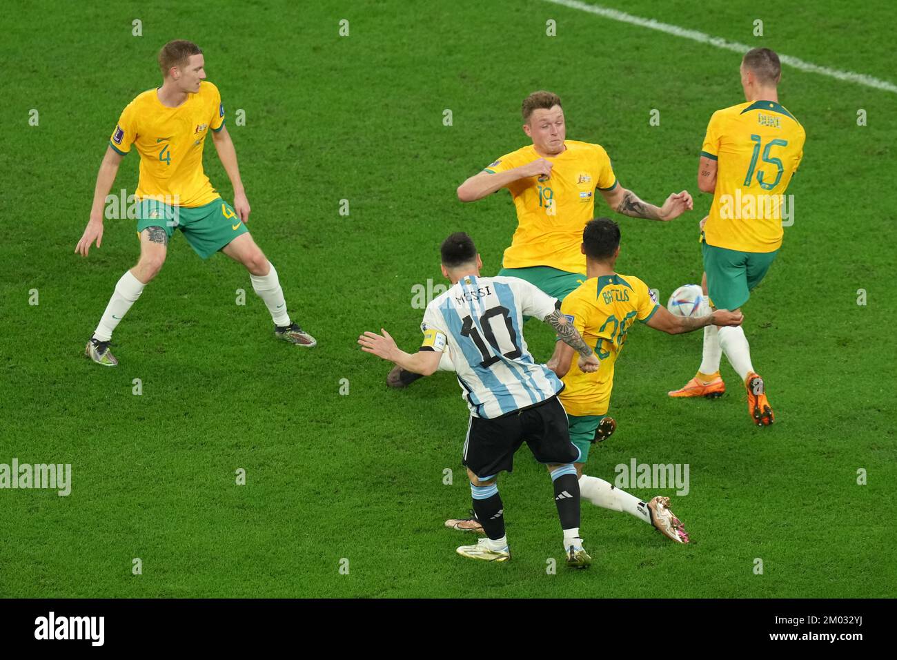 Lionel Messi (en bas à gauche), en Argentine, marque le premier but du match de la coupe du monde de la FIFA 16 au stade Ahmad Bin Ali à Al Rayyan, au Qatar. Date de la photo: Samedi 3 décembre 2022. Banque D'Images