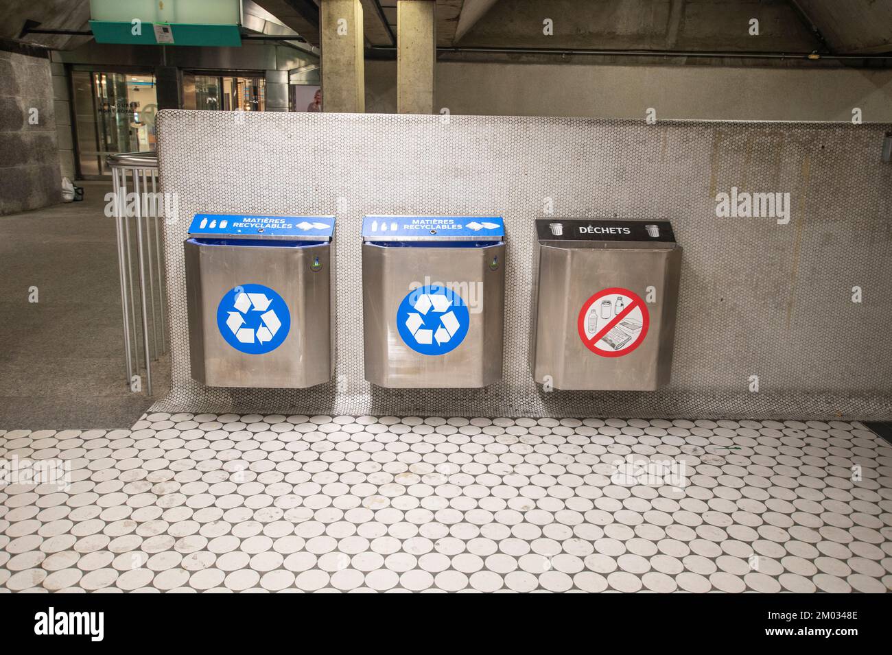 Poubelles et bacs de recyclage à la station de métro Peel à Montréal, Québec, Canada Banque D'Images