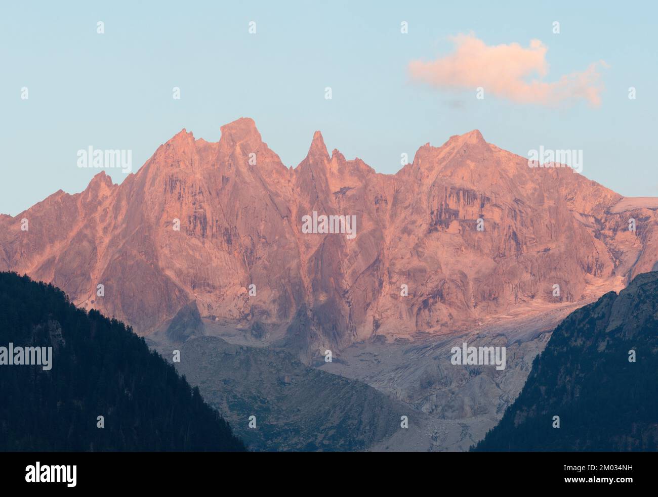 Pics de Sciora dans la gamme Bregaglia - Suisse dans la lumière du soir. Banque D'Images