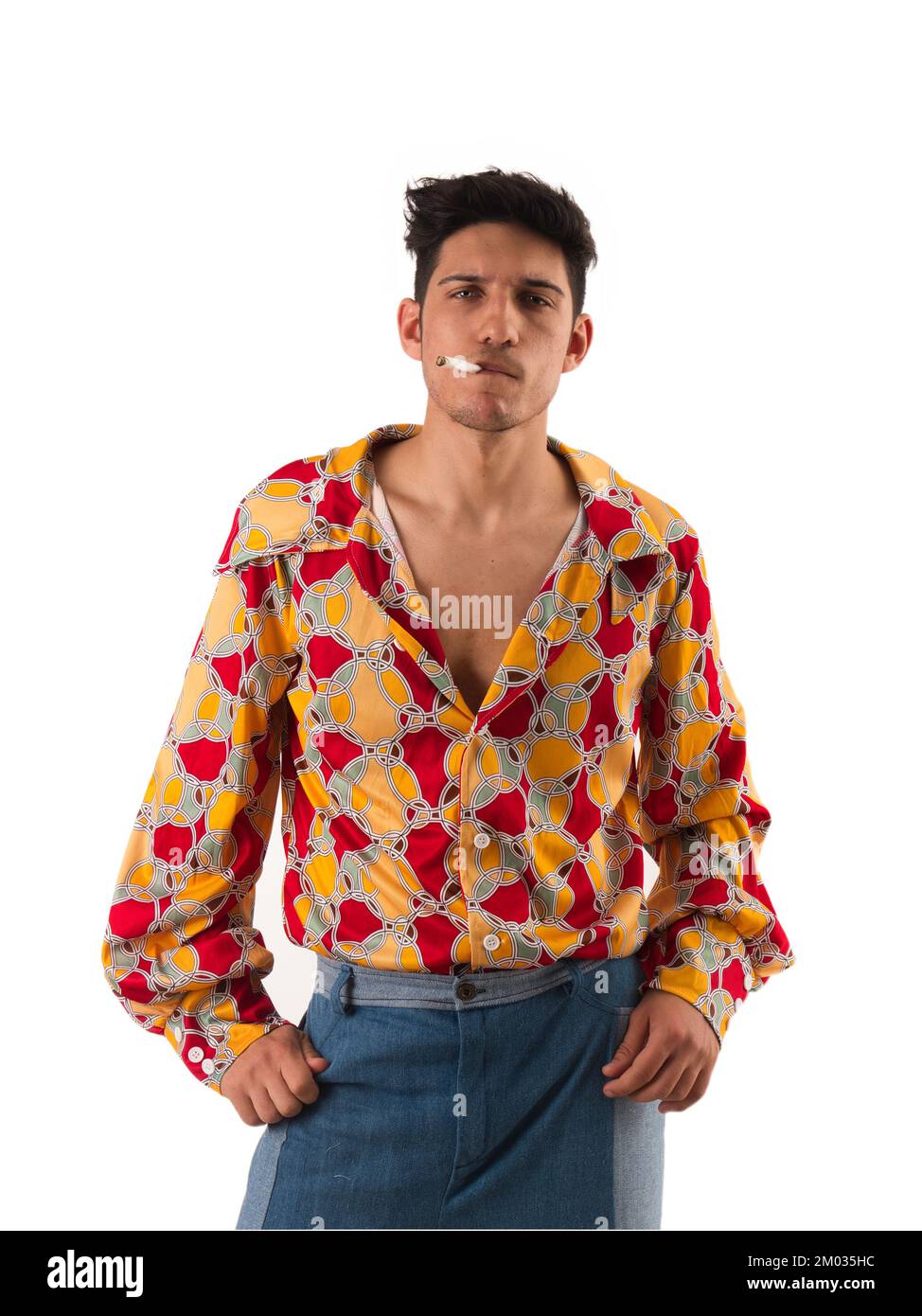 Jeune homme dans une tenue elegante et coloree des annees 60 sur blanc Photo Stock Alamy