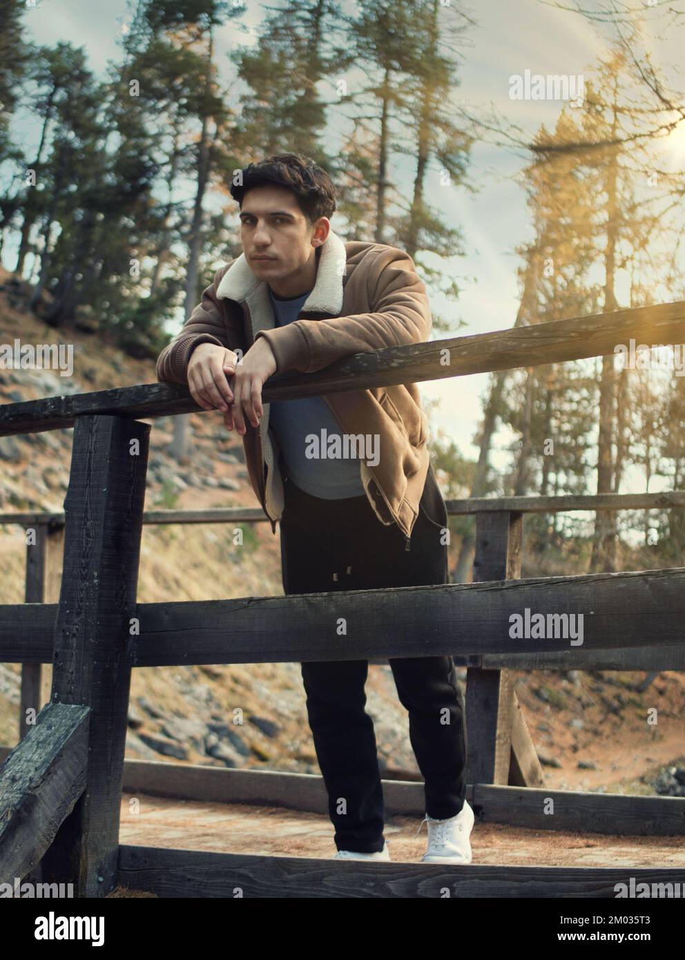 Jeune homme attrayant dans les montagnes en automne ou en hiver Banque D'Images