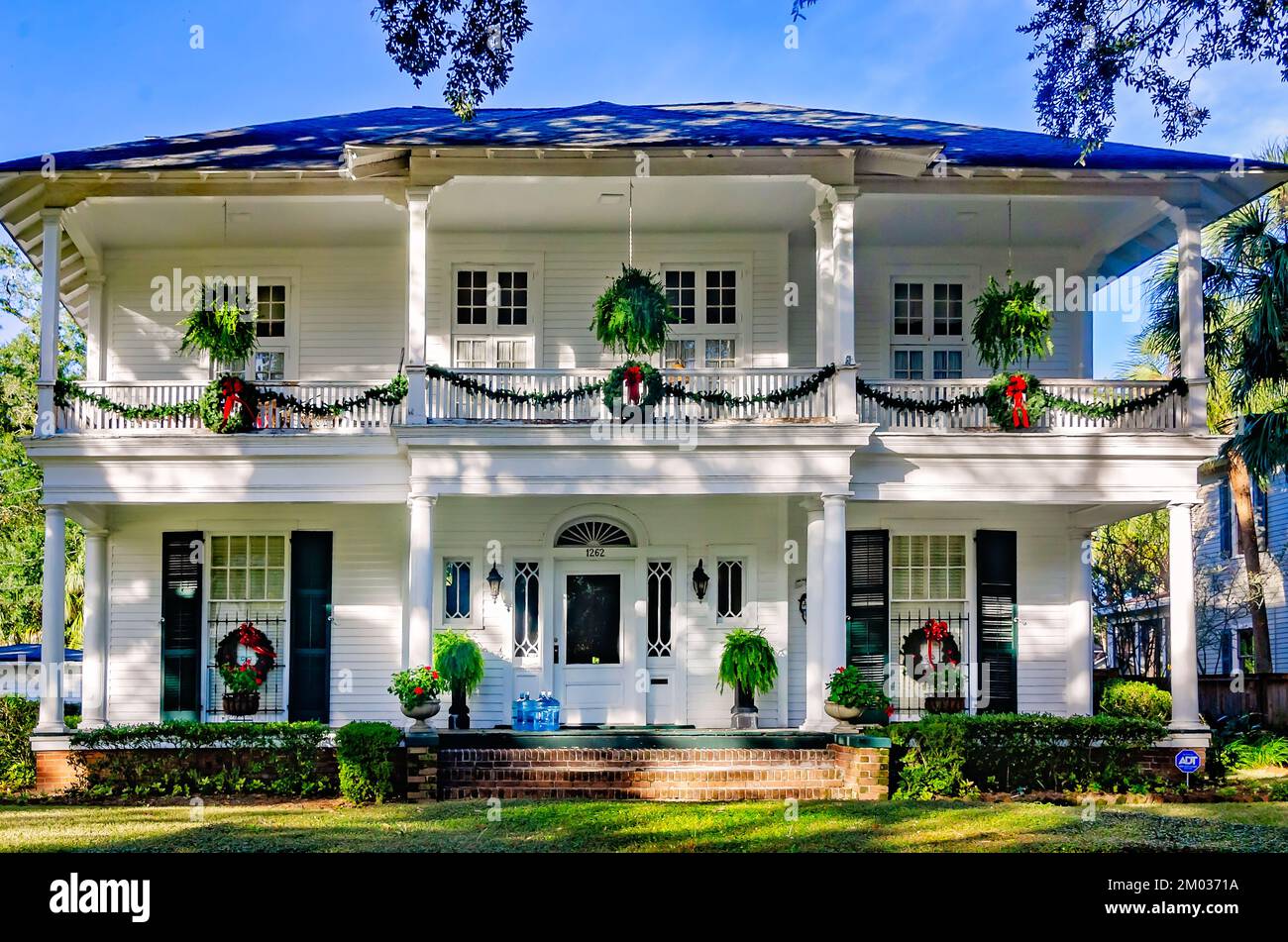 Une maison historique est décorée pour Noël, le 30 novembre 2022, à Mobile, Alabama. Mobile a été fondée par les Français en 1702. Banque D'Images
