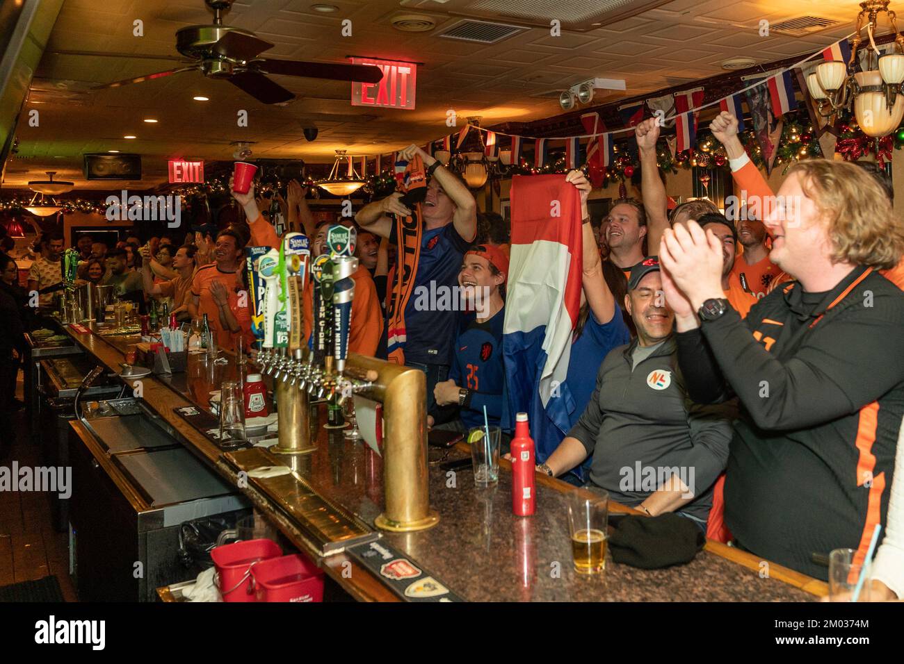 New York, États-Unis. 03rd décembre 2022. Les fans de l'équipe de football des pays-Bas réagissant et buvant pendant le match contre les États-Unis à la coupe du monde du Qatar au Hurley's Saloon à New York sur 3 décembre 2022. En remportant le jeu, l'équipe des pays-Bas a progressé jusqu'au quart de finale et jouera soit l'équipe Argentine ou l'équipe d'Australie qui se jouent les uns les autres plus tard dans la journée. (Photo de Lev Radin/Sipa USA) crédit: SIPA USA/Alay Live News Banque D'Images