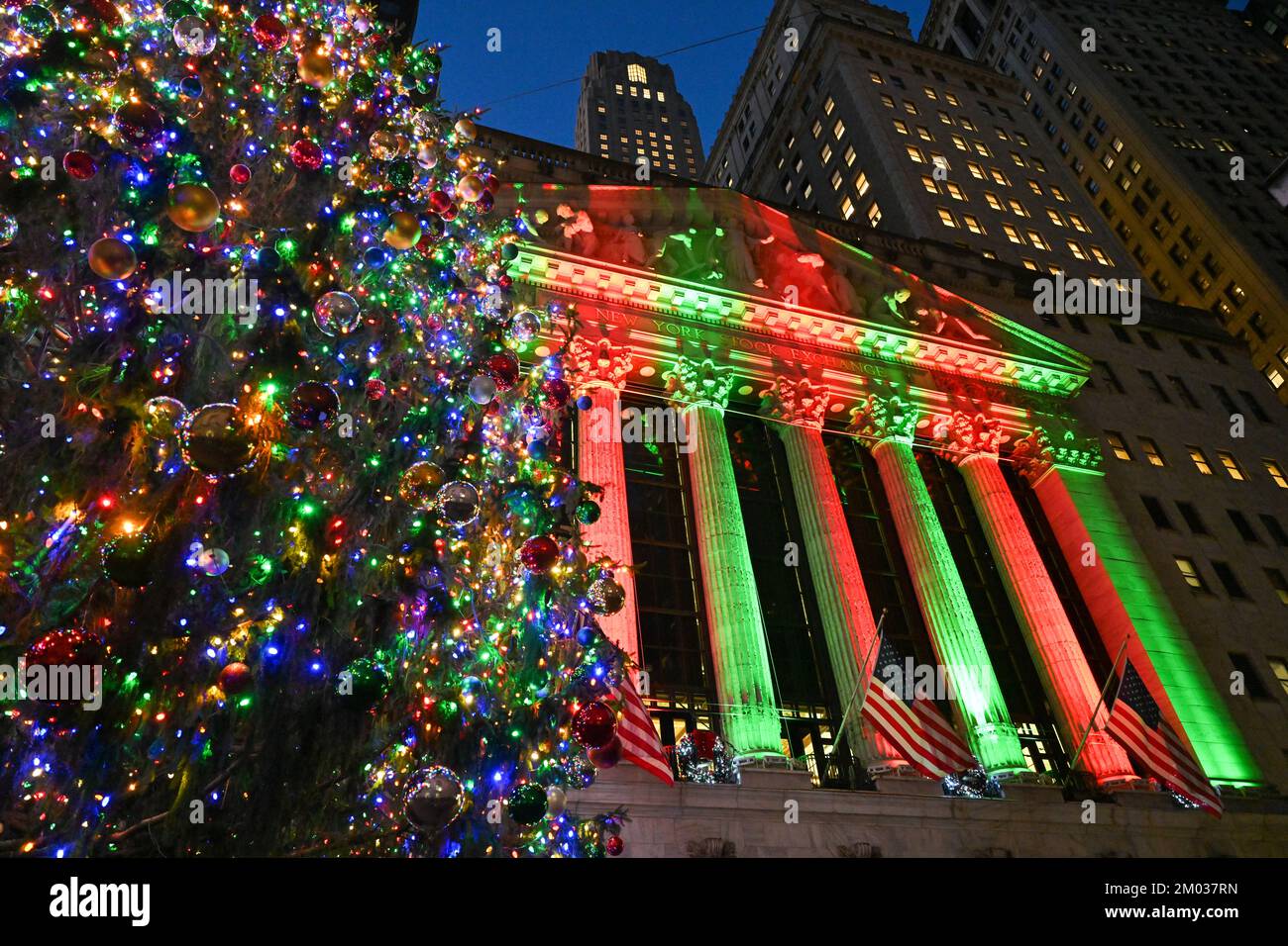 Le bâtiment de la Bourse de New York décoré pour Noël dans le quartier financier de 2 décembre 2022 à New York. Banque D'Images