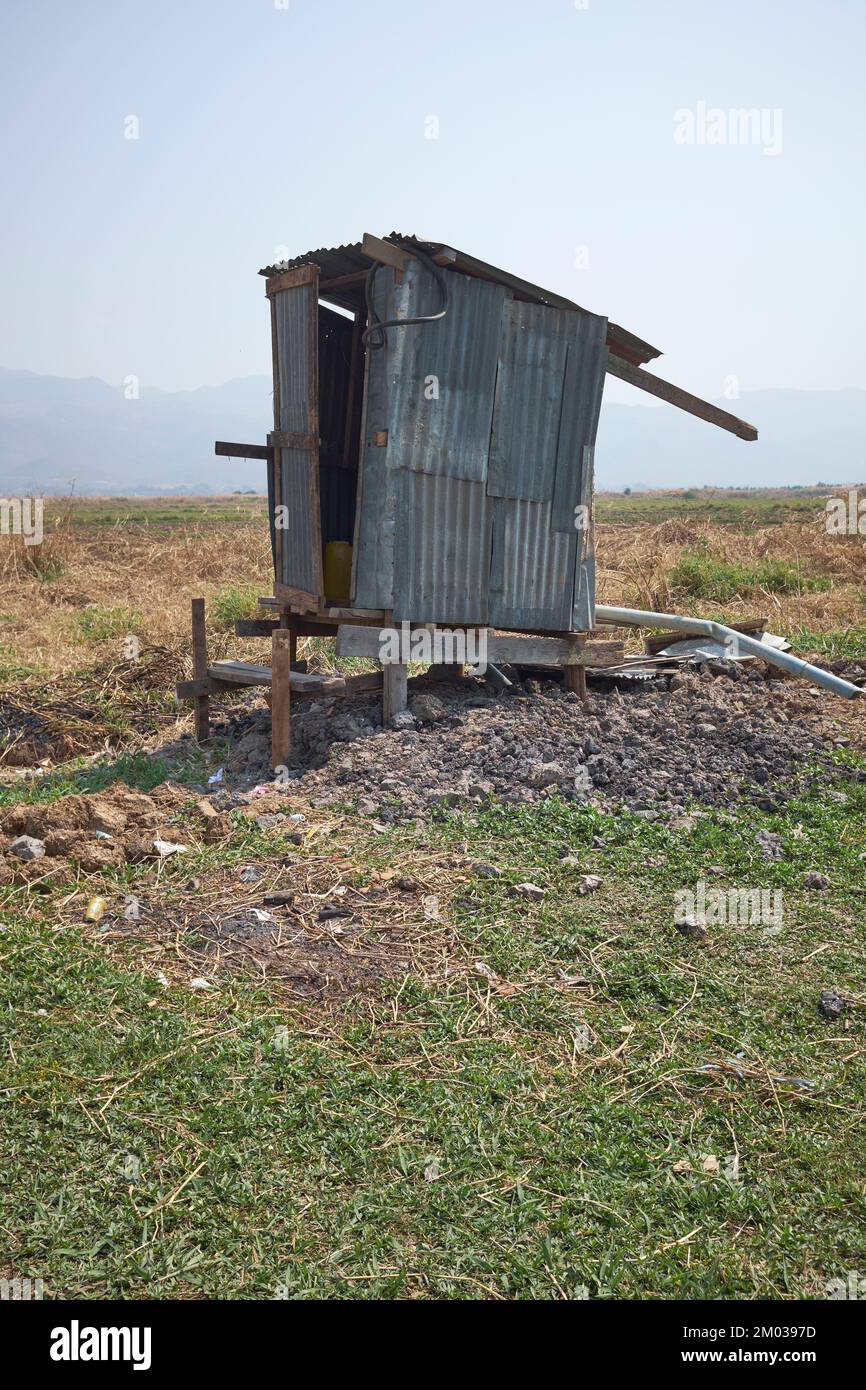 Toilette de fortune Shack Inle Lake Myanmar Banque D'Images