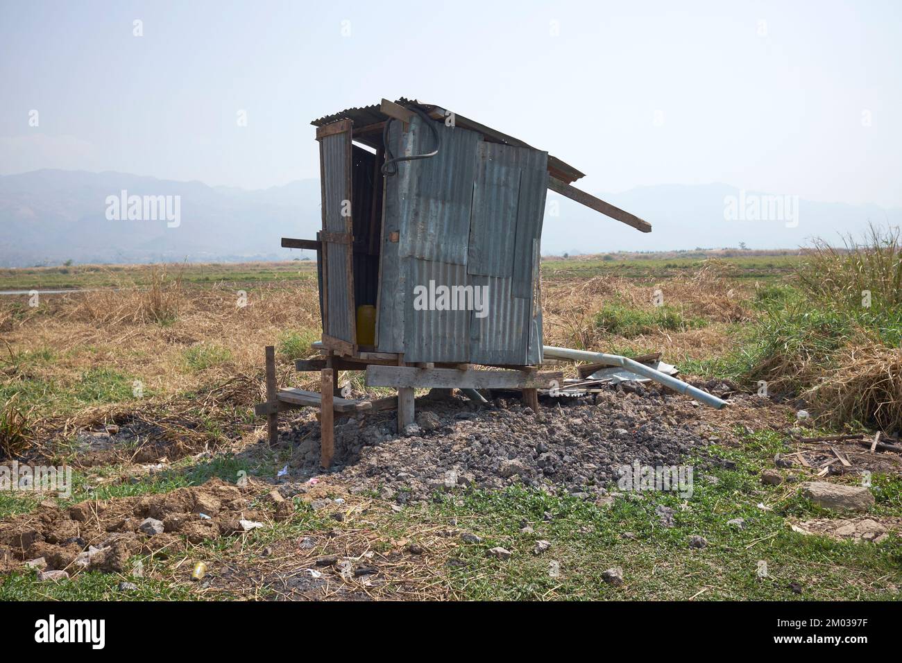 Toilette de fortune Shack Inle Lake Myanmar Banque D'Images
