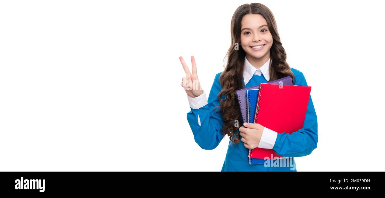 portrait d'enfant heureux avec cahier d'école isolé sur le geste de paix de spectacle blanc, lycée. Affiche horizontale isolée de la jeune fille étudiante. Bannière h Banque D'Images