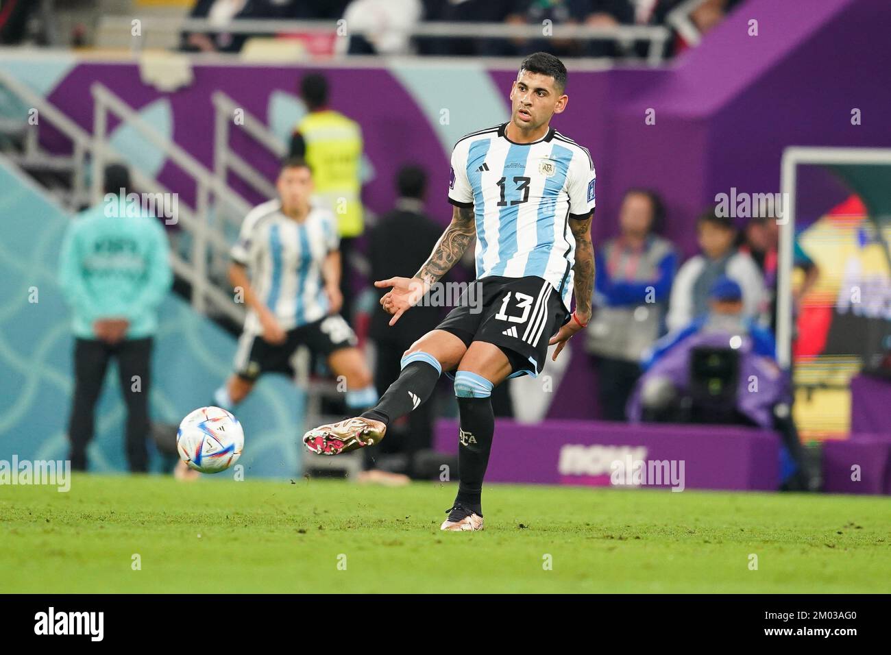AL RAYYAN, QATAR - DÉCEMBRE 3: Joueur de l'Argentine Cristian Romero pendant la coupe du monde de la FIFA Qatar 2022 Round de 16 match entre l'Argentine et l'Australie au stade Ahmad bin Ali sur 3 décembre 2022 à Al Rayyan, Qatar. (Photo de Florencia Tan Jun/PxImages) crédit: PX Images/Alamy Live News Banque D'Images