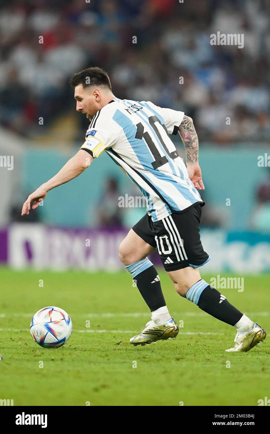 AL RAYYAN, QATAR - DÉCEMBRE 3 : le joueur de l'Argentine Lionel Messi contrôle le ballon lors de la coupe du monde de la FIFA Qatar 2022 Round of 16 match entre l'Argentine et l'Australie au stade Ahmad bin Ali sur 3 décembre 2022 à Al Rayyan, Qatar. (Photo de Florencia Tan Jun/PxImages) crédit: PX Images/Alamy Live News Banque D'Images