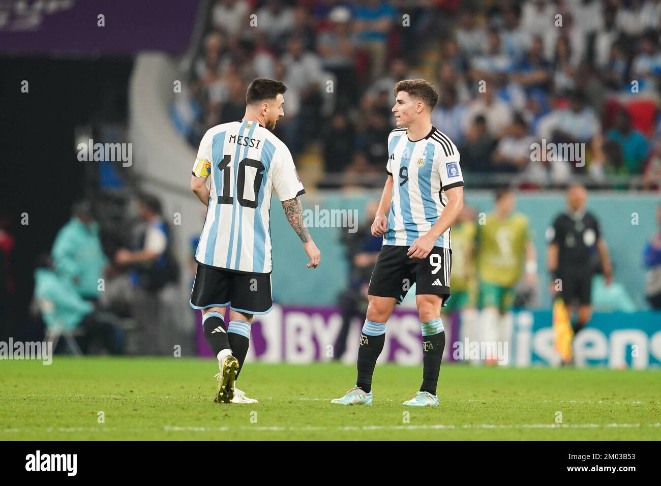 AL RAYYAN, QATAR - DÉCEMBRE 3 : le joueur de l'Argentine Lionel Messi parle avec Julián Álvarez lors de la coupe du monde de la FIFA Qatar 2022 Round of 16 match entre l'Argentine et l'Australie au stade Ahmad bin Ali sur 3 décembre 2022 à Al Rayyan, Qatar. (Photo de Florencia Tan Jun/PxImages) crédit: PX Images/Alamy Live News Banque D'Images