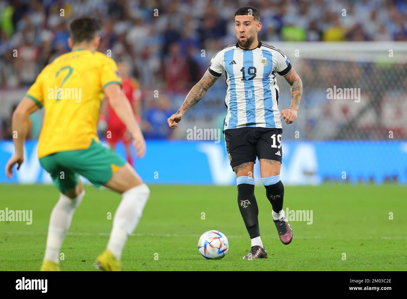 AR Rayyan, Qatar. 03rd décembre 2022. Nicolas Otamendi, de l'Argentine, dribbles le ballon lors de la coupe du monde de la FIFA, Qatar 2022 tour de 16 match entre l'Argentine et l'Australie au stade Ahmad Bin Ali, AR-Rayyan, Qatar, le 3 décembre 2022. Photo de Peter Dovgan. Utilisation éditoriale uniquement, licence requise pour une utilisation commerciale. Aucune utilisation dans les Paris, les jeux ou les publications d'un seul club/ligue/joueur. Crédit : UK Sports pics Ltd/Alay Live News Banque D'Images