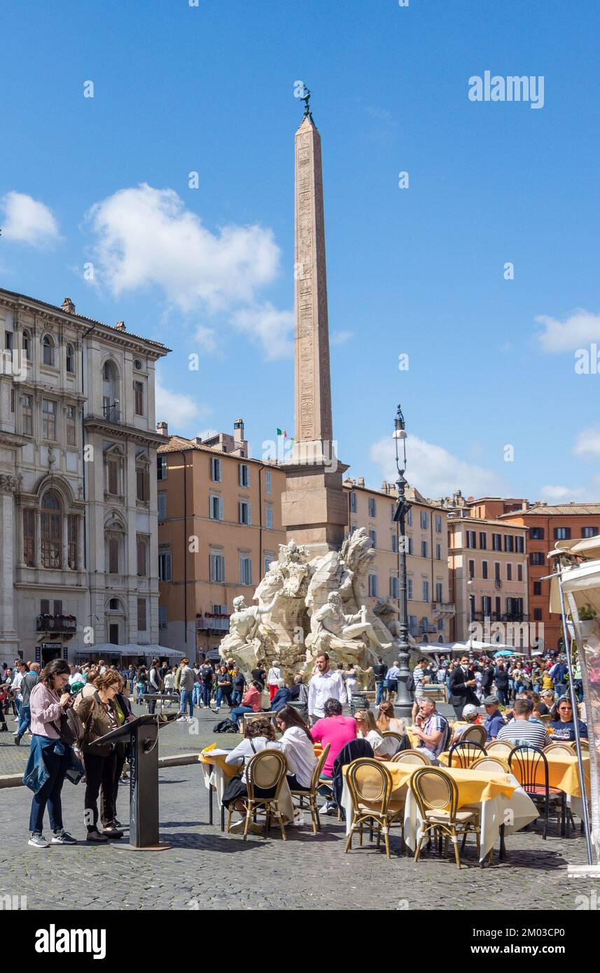 Fontaine des quatre fleuves (Fontana dei Quattro Fiumi) et restaurant en plein air, Piazza Navona, Rome (Roma), région du Latium, Italie Banque D'Images