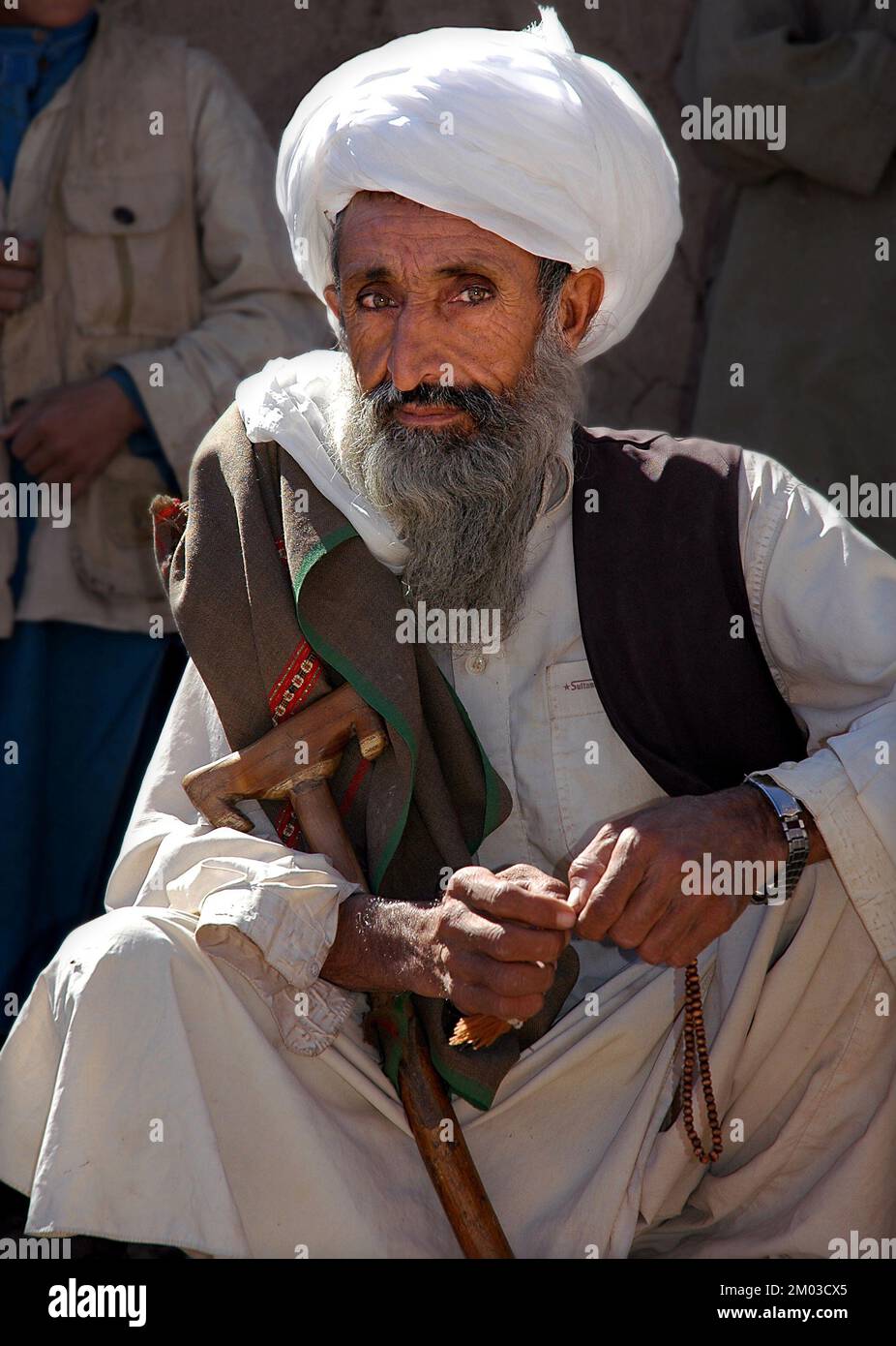 Une petite ville entre Chaghcharan et le Minaret de Jam, province de Ghor, Afghanistan : un vieil afghan avec une longue barbe grise et un turban blanc. Banque D'Images